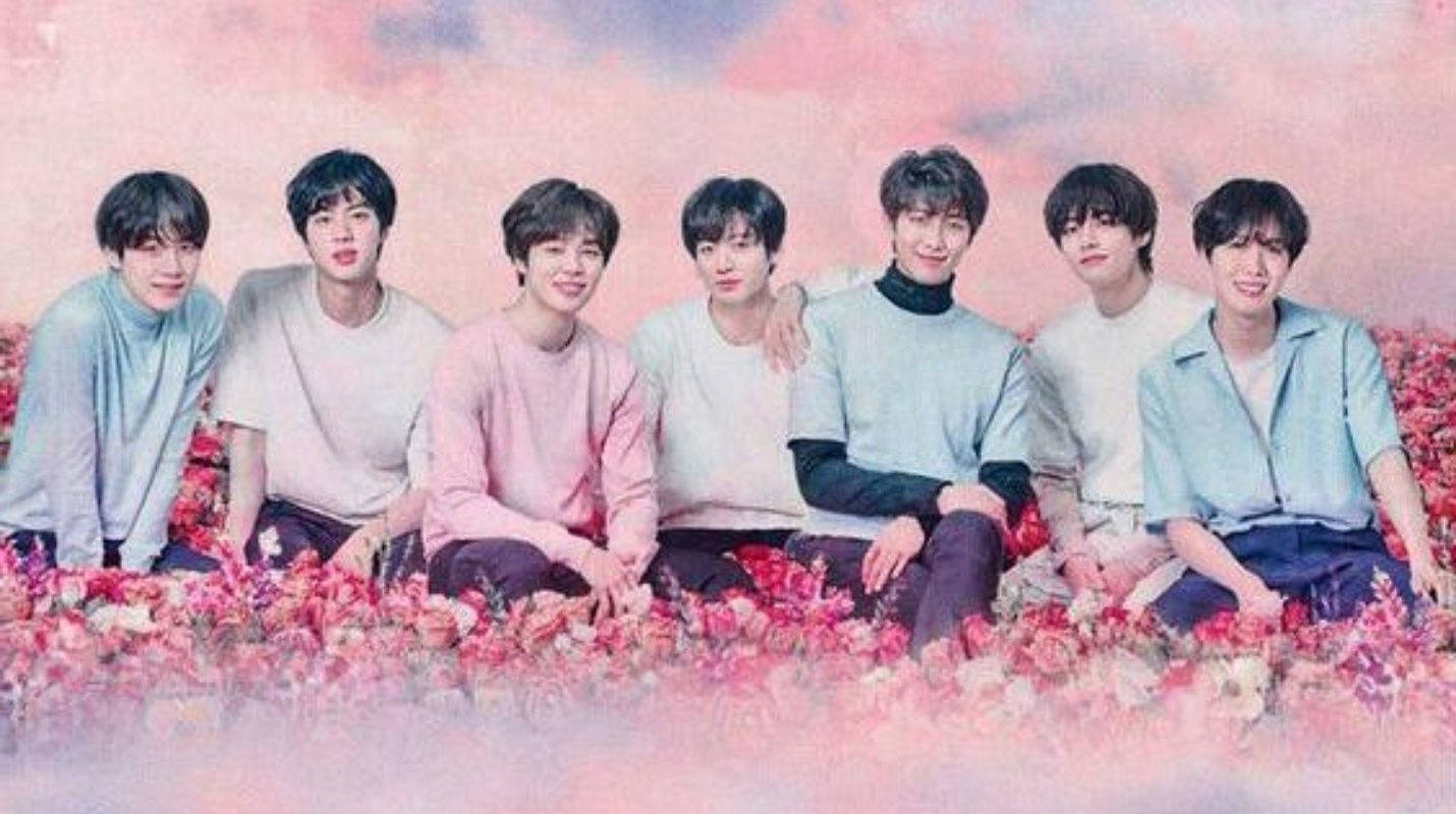 วง BTS น่ารักบนทุ่งดอกไม้สีชมพู วอลเปเปอร์