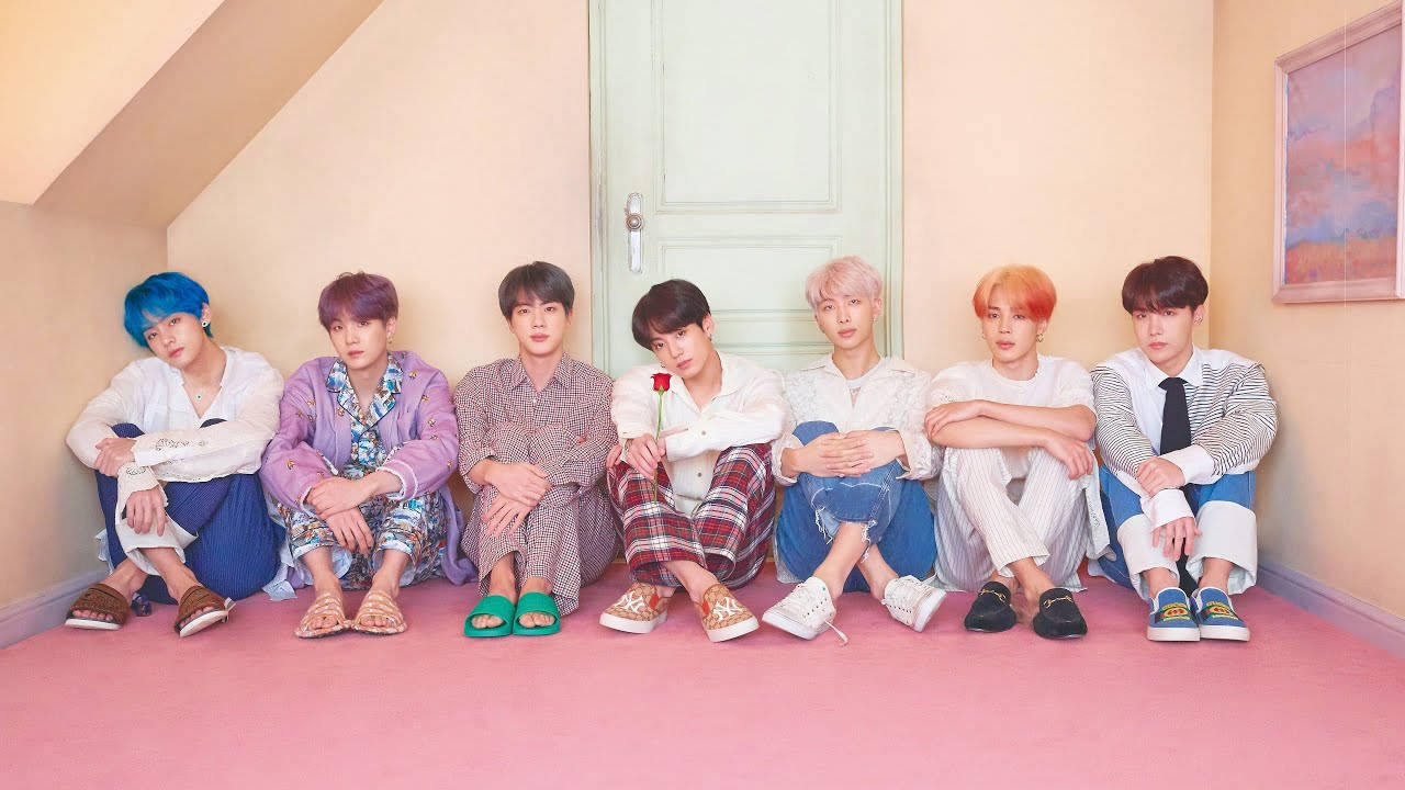 ภาพน่ารักของวง BTS นั่งรวมกันในห้องใต้หลังคา วอลเปเปอร์