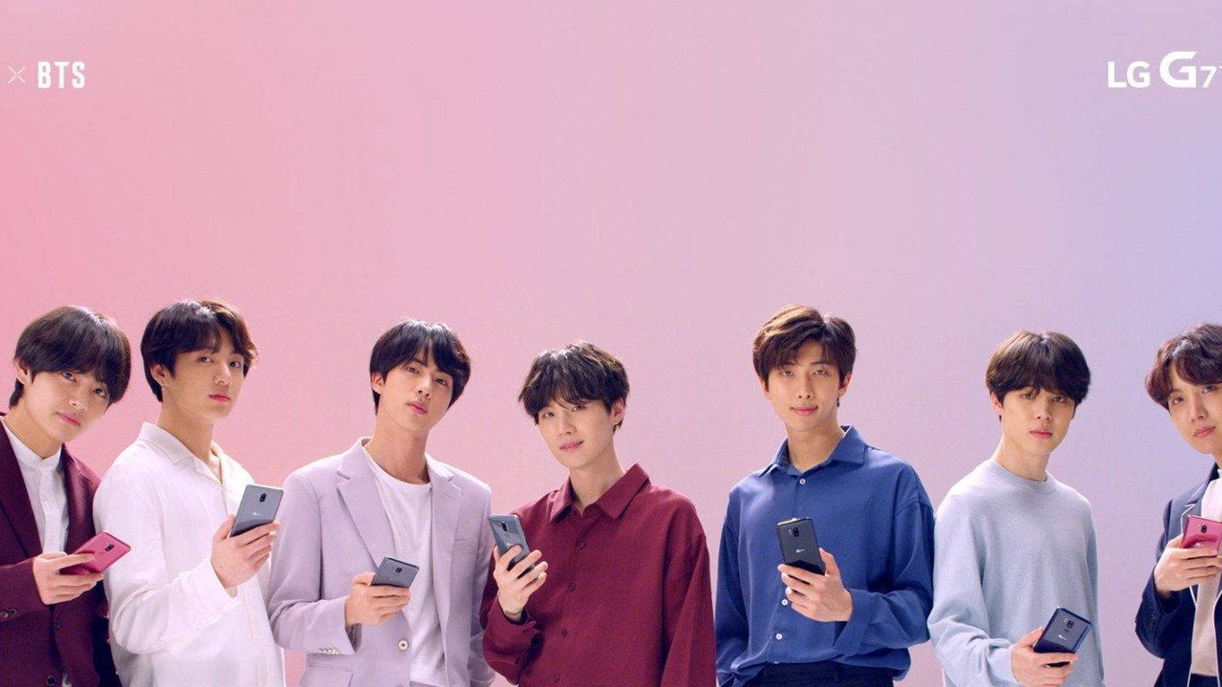 BTS ถือโทรศัพท์ LG พร้อมแล็ปท็อป วอลเปเปอร์