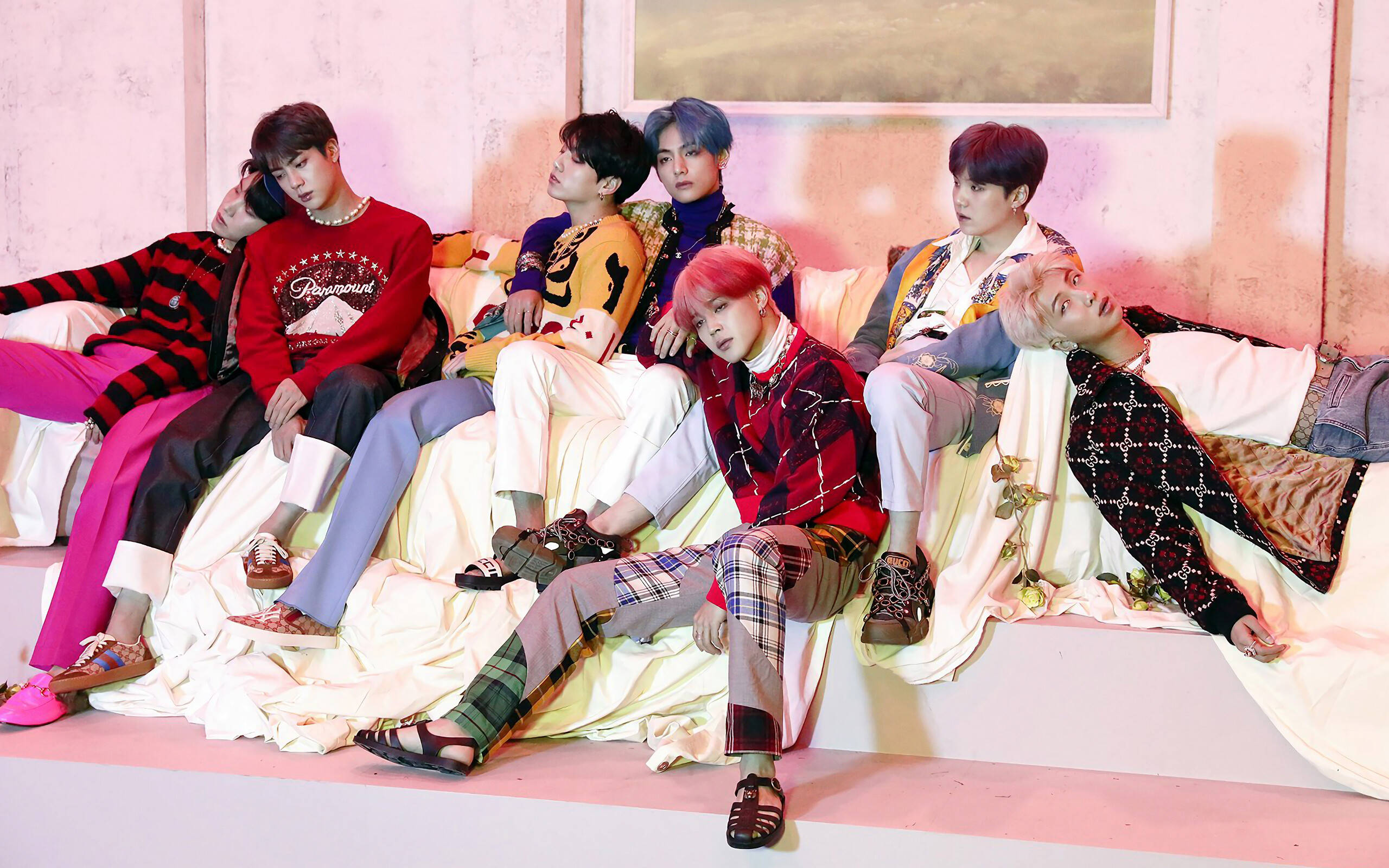 ภาพกลุ่ม BTS ในห้องนั่งเล่น วอลเปเปอร์