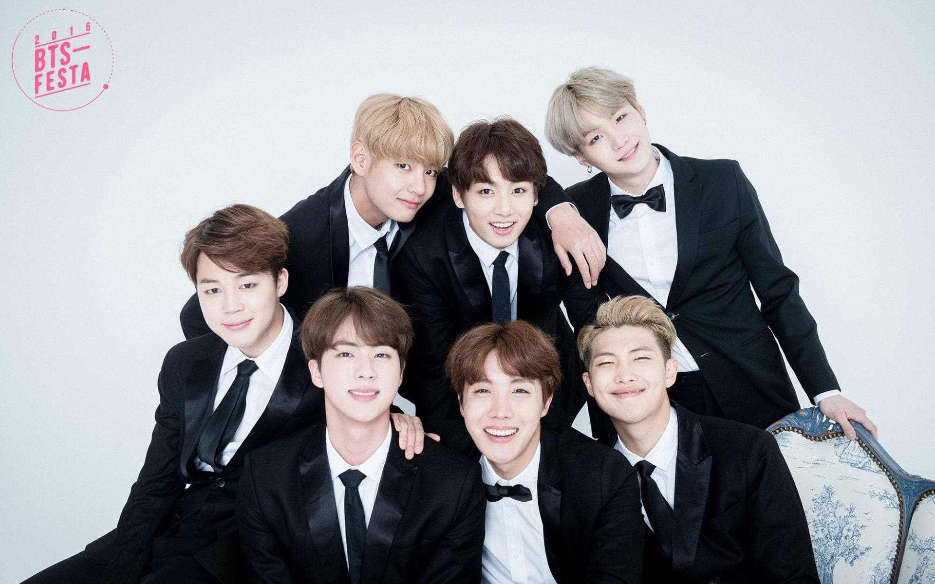 ภาพหมู่ BTS ในชุดสูทสุดคลาสสิก วอลเปเปอร์