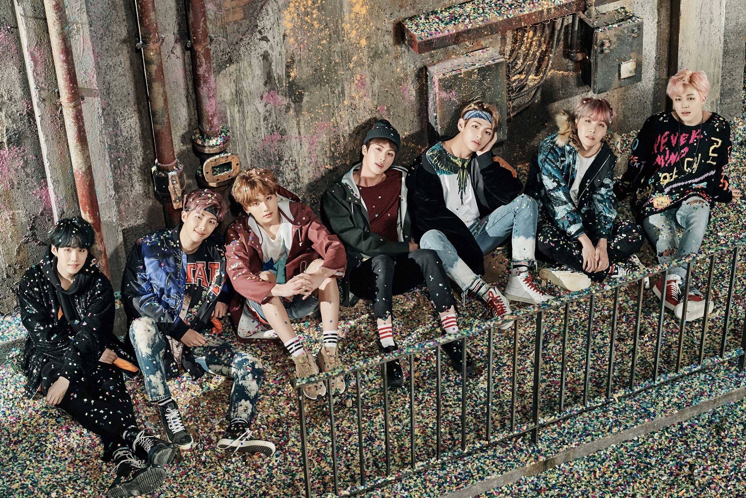 BTS ในซอยพร้อมคอนเฟตติและแล็ปท็อป วอลเปเปอร์