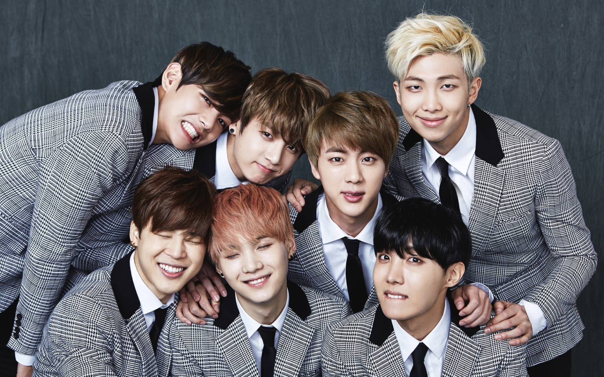 ภาพกลุ่ม BTS ในชุดสูทสีเทา วอลเปเปอร์