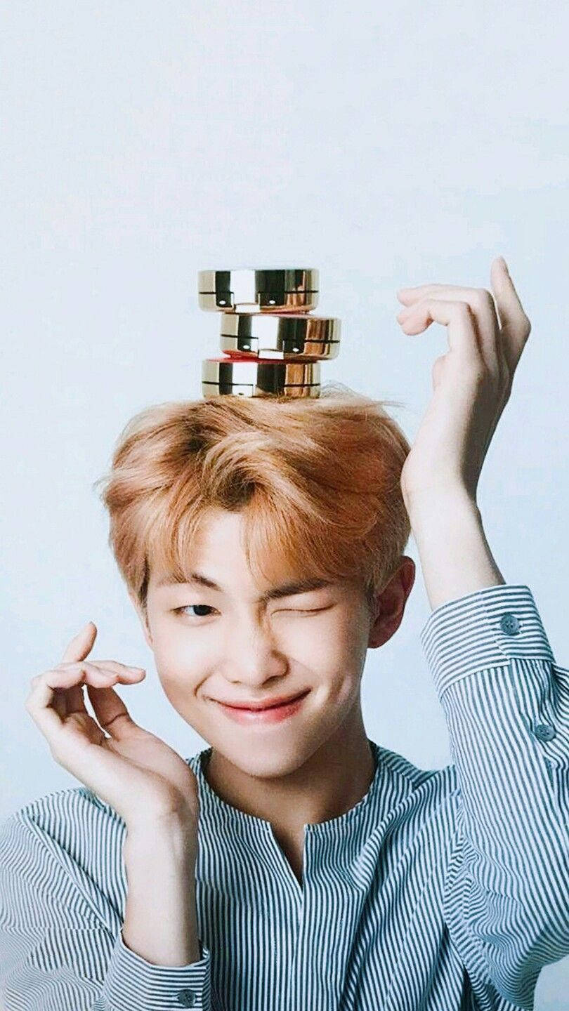 น่ารัก BTS RM วางตลับแป้งบนหัว วอลเปเปอร์