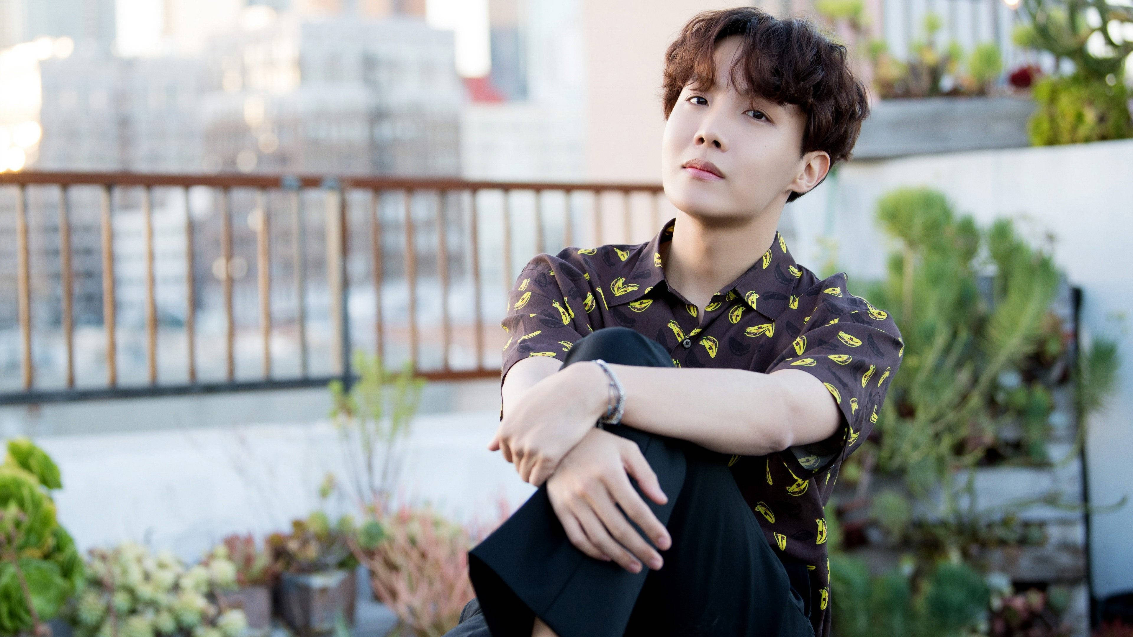 BTS จีโฮบโพสต์ท่ากลางแจ้ง วอลเปเปอร์