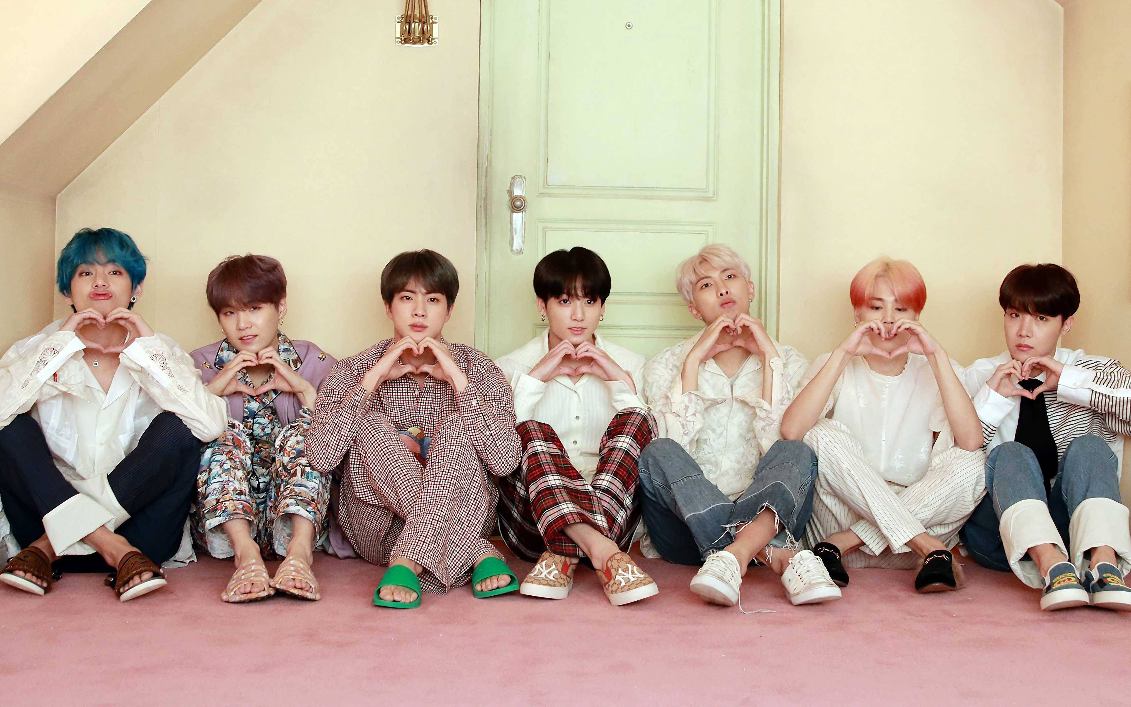 BTS เดสก์ท็อปทำสัญลักษณ์หัวใจหน้าประตู วอลเปเปอร์
