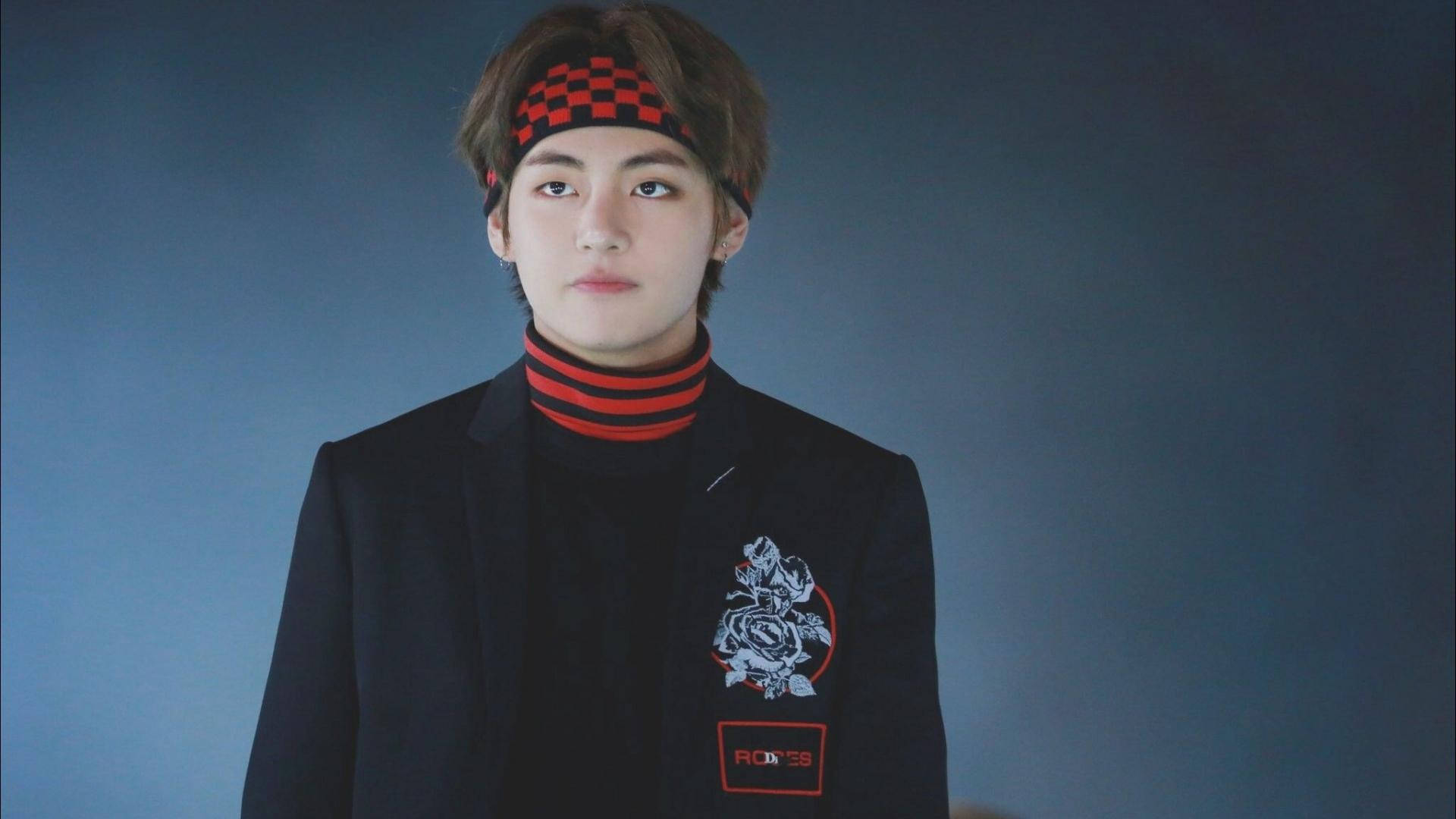 น่ารัก BTS V ในชุดดำและแดง วอลเปเปอร์