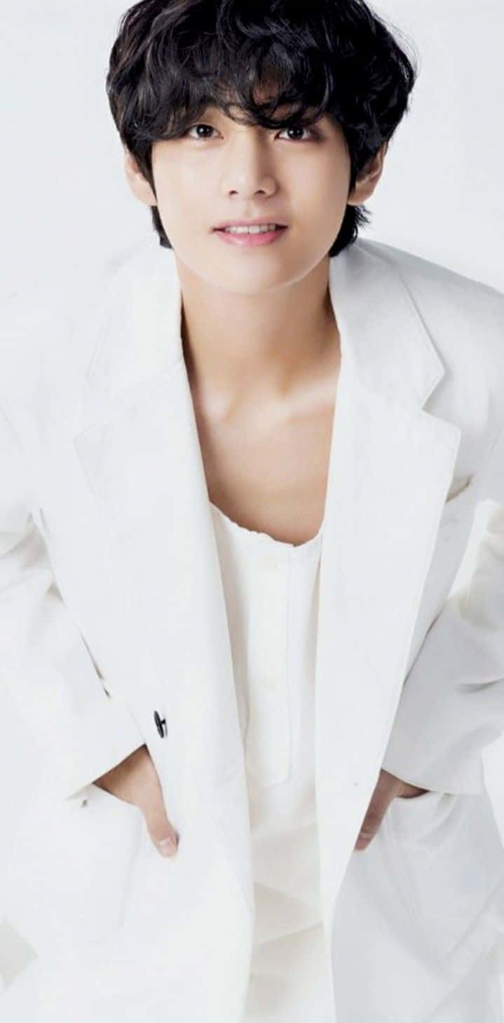 BTS V เปล่งประกายความมั่นใจในสไตล์แฟชั่นที่โดดเด่น วอลเปเปอร์