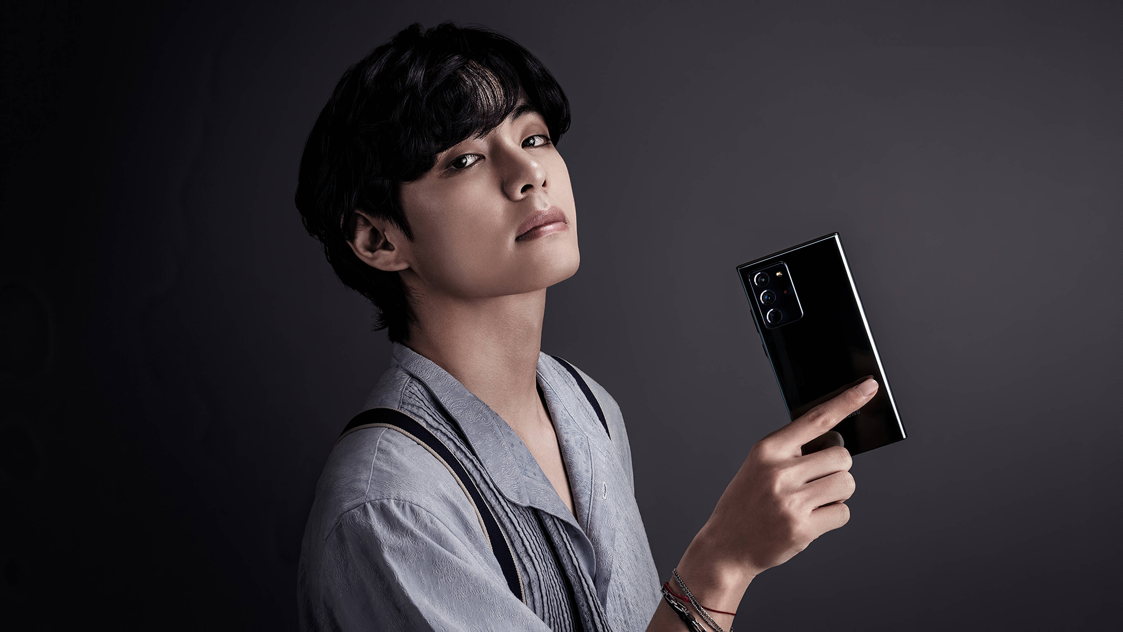 BTS V ถือ Samsung Phone วอลเปเปอร์