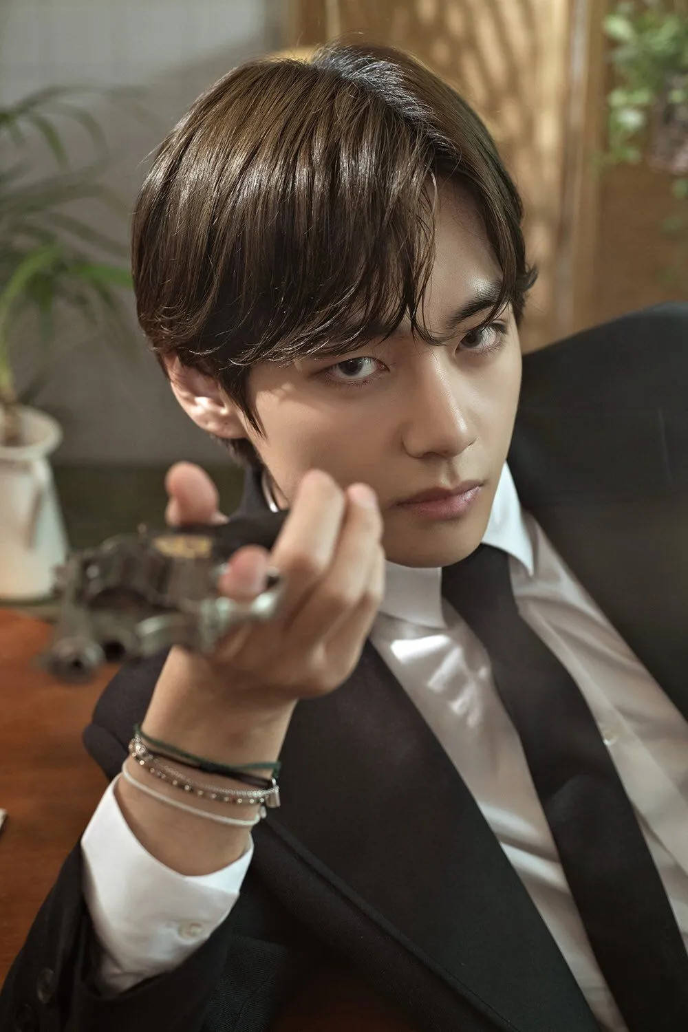 BTS V ถือปืน วอลเปเปอร์