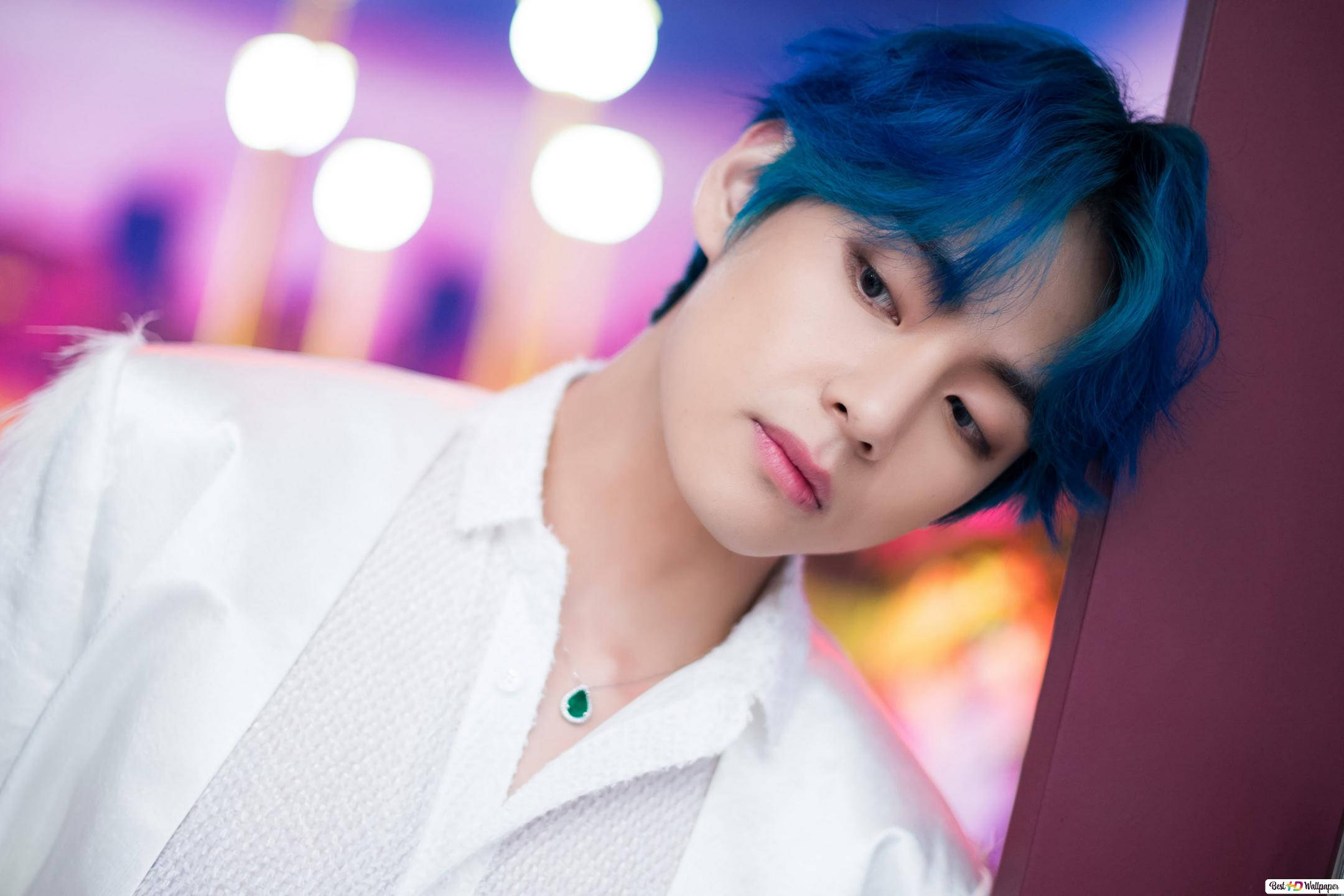 BTS V พิงกำแพง วอลเปเปอร์