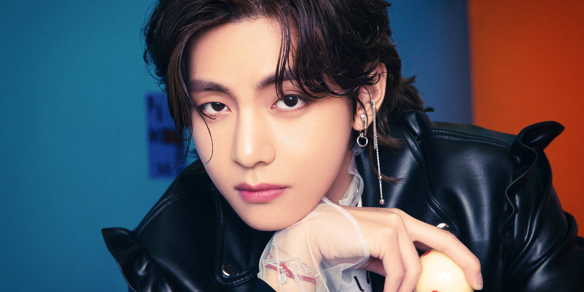 BTS V แจ็คเก็ตหนังสีดำ วอลเปเปอร์