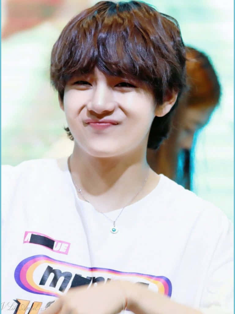 BTS V โชว์รอยยิ้มมั่นใจ วอลเปเปอร์