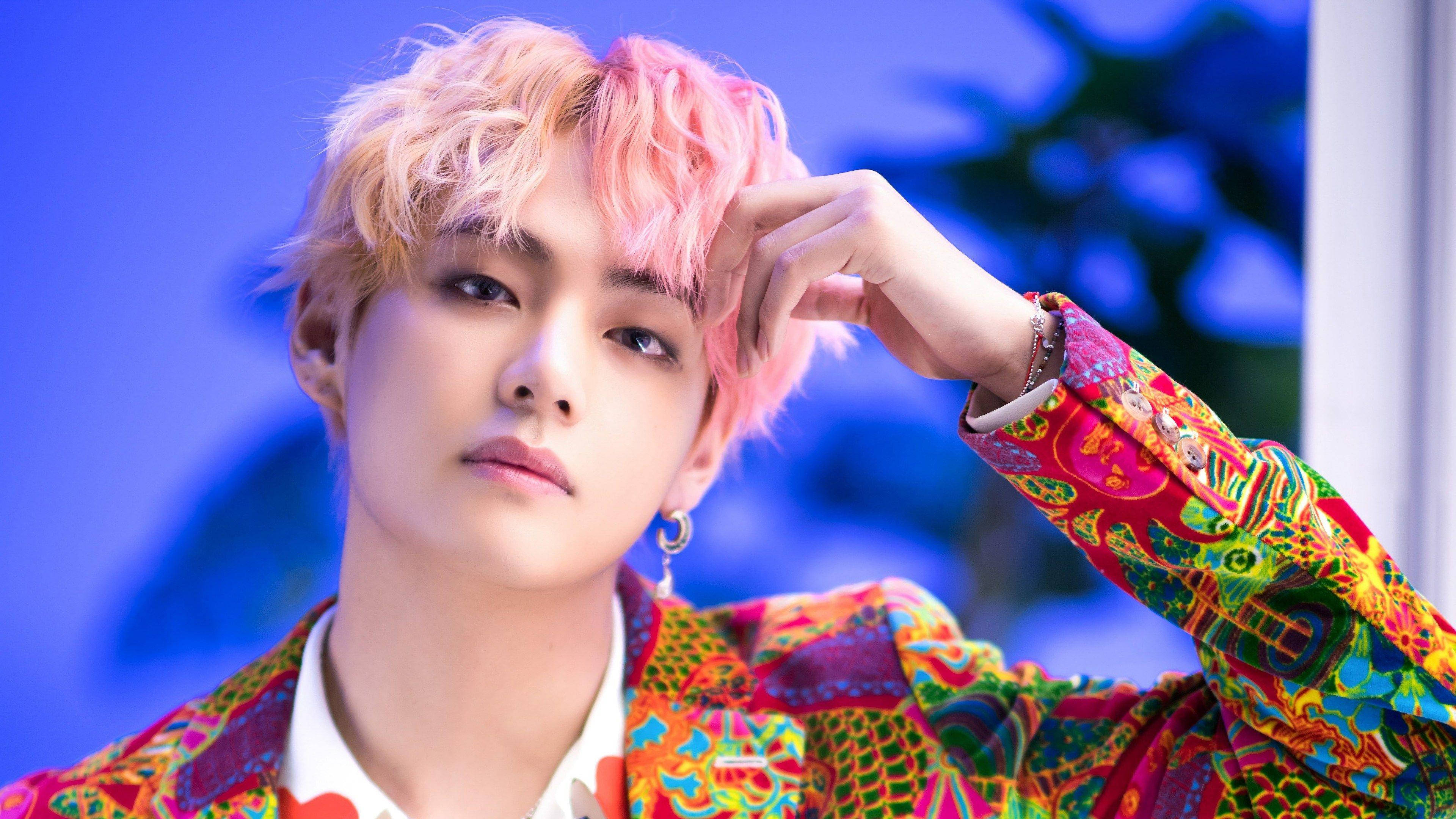 BTS V ในชุดสีสันสดใส วอลเปเปอร์
