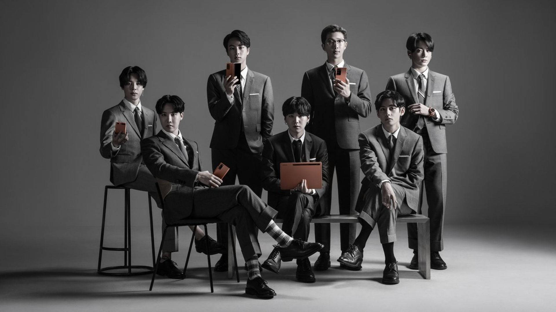 ภาพเดสก์ท็อป BTS พร้อมโทรศัพท์และแล็ปท็อป วอลเปเปอร์