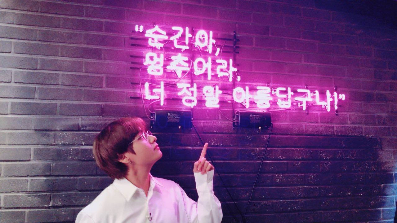 BTS วี ไฟนีออนสวยงาม วอลเปเปอร์