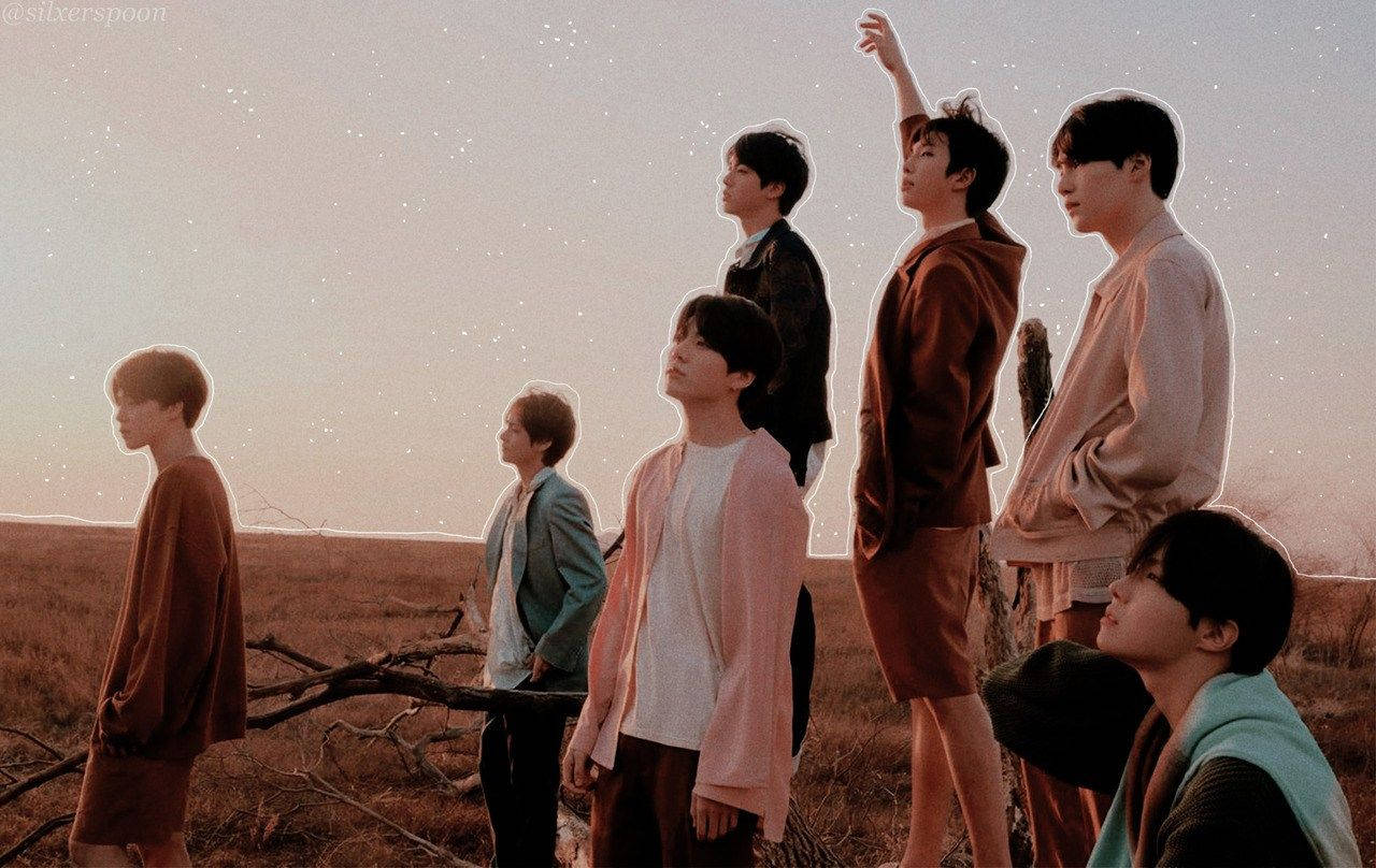 สมาชิก BTS บนสนามตอนพระอาทิตย์ตก โน้ตบุ๊ก วอลเปเปอร์