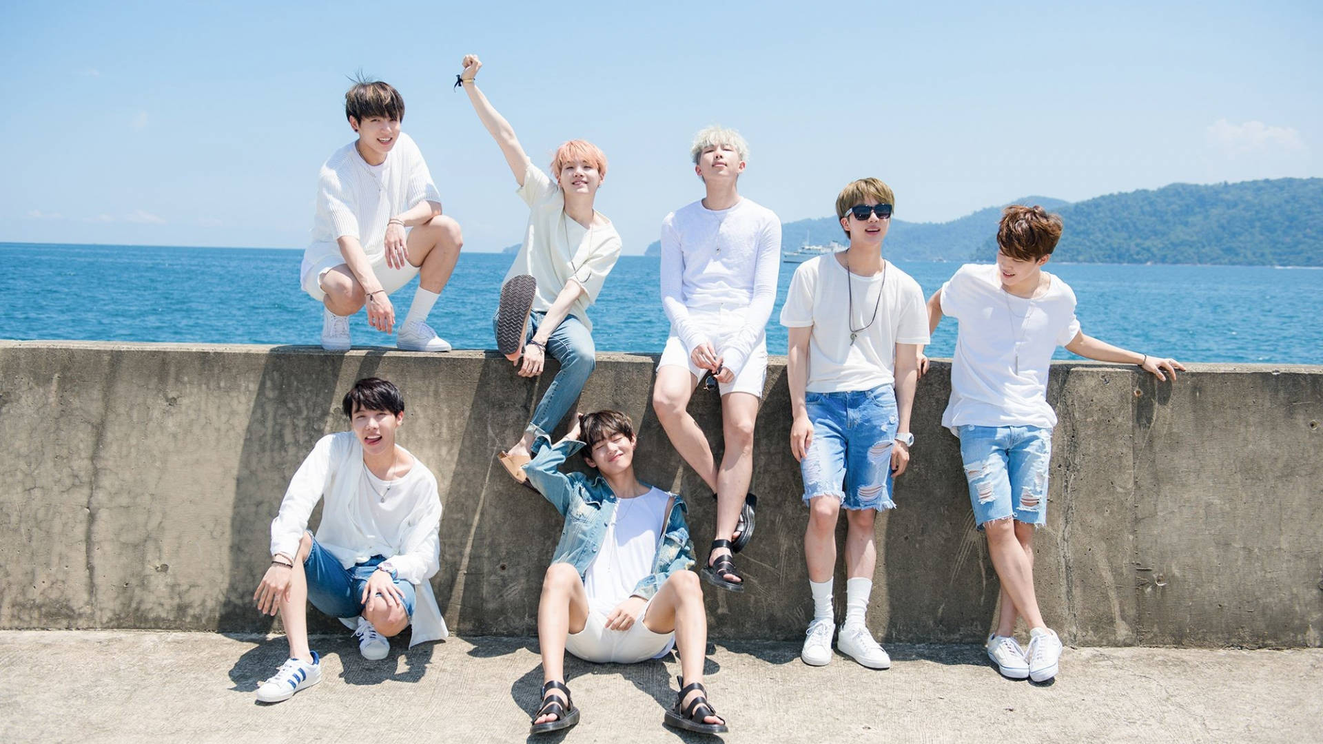 ภาพหมู่ BTS ใกล้ทะเล วอลเปเปอร์