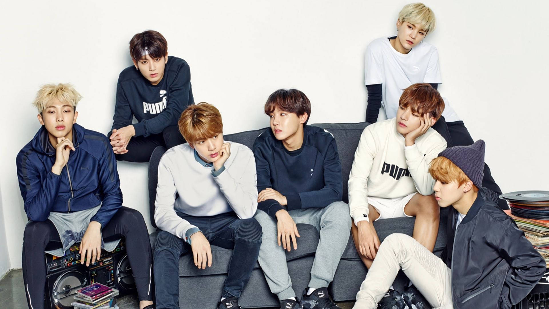 วง BTS บนโซฟาสีฟ้าและสีขาว วอลเปเปอร์