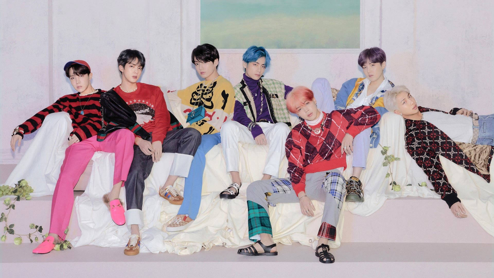 วอลเปเปอร์เดสก์ท็อป BTS บนโซฟาสีขาว วอลเปเปอร์
