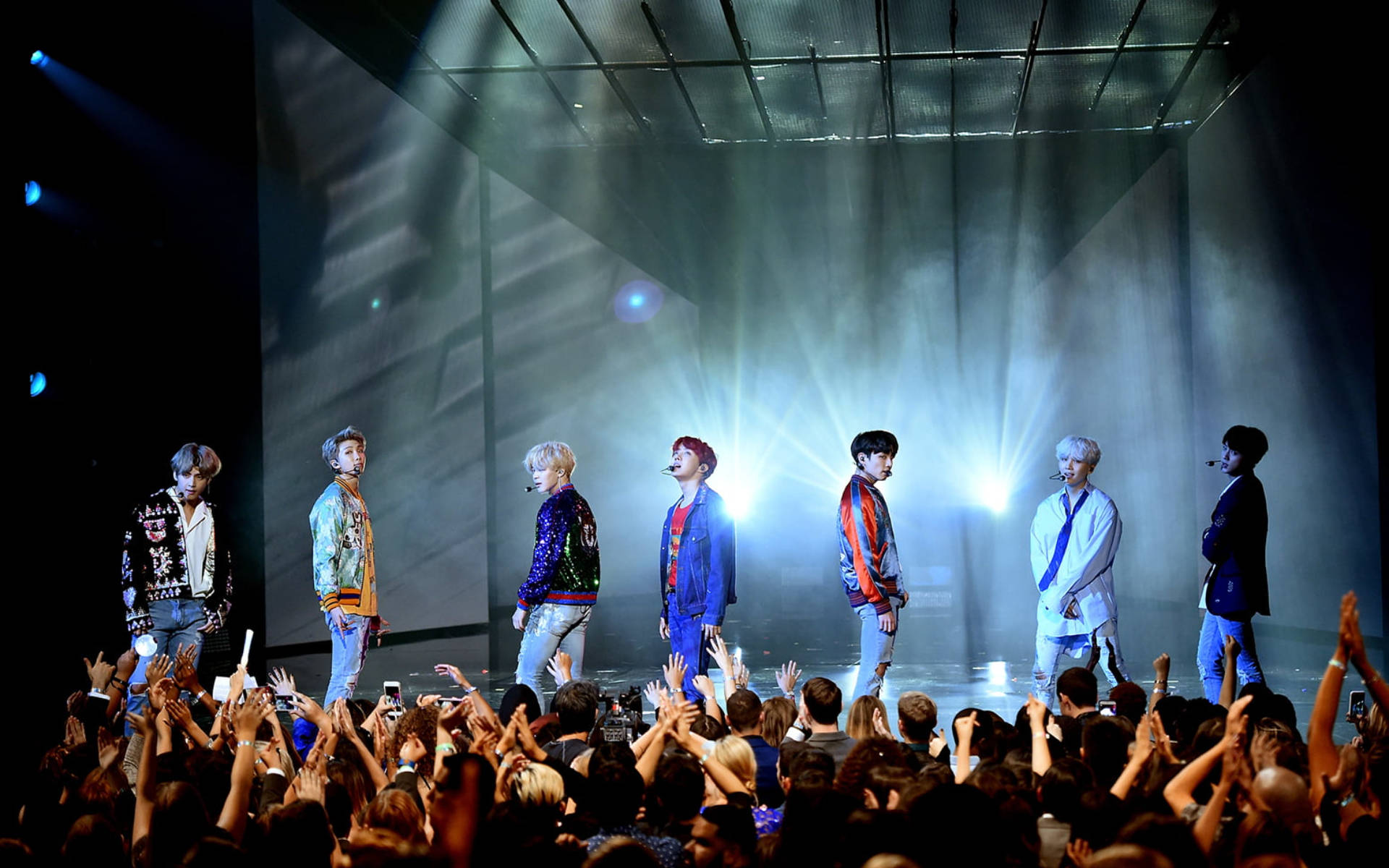 ภาพหมู่ BTS บนเวที วอลเปเปอร์