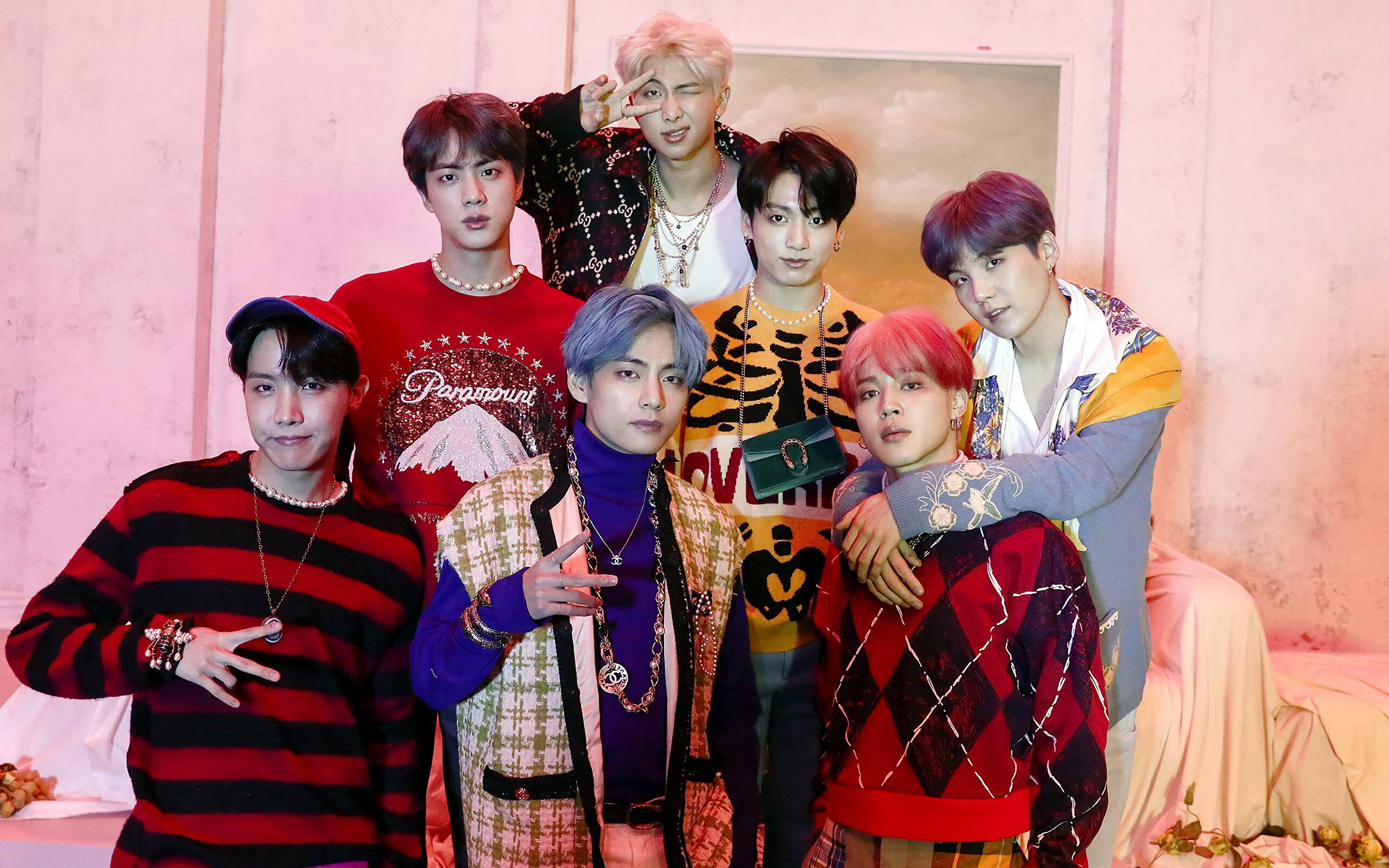 ภาพกลุ่ม BTS ในชุดแฟชั่น วอลเปเปอร์