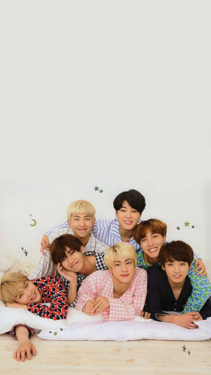 BTS นอนรวมกันบนเตียงยิ้ม วอลเปเปอร์ — Bts วอลเปเปอร์
