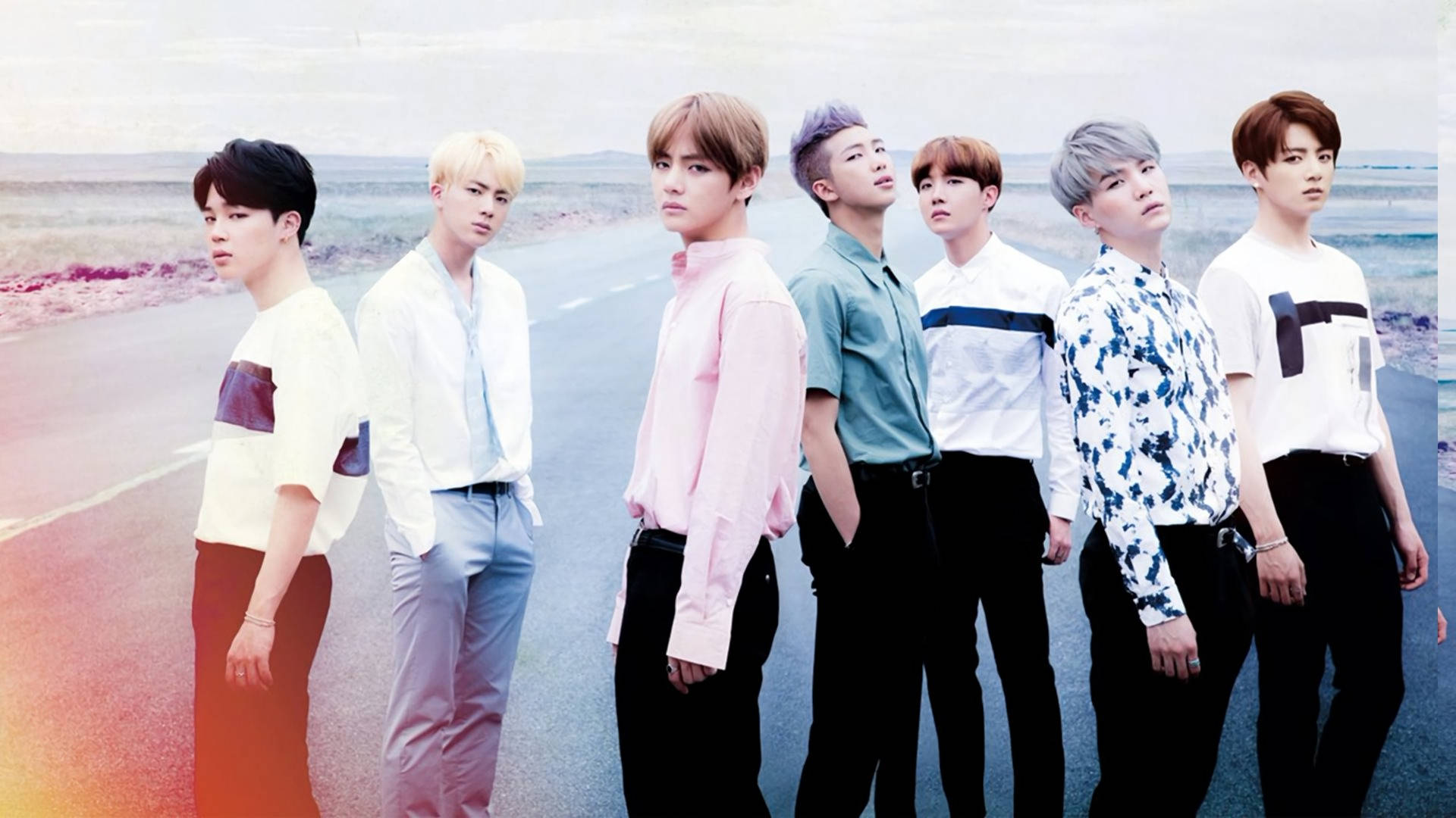 สมาชิกบอยแบนด์ BTS สวมเสื้อผ้าเท่ๆ ขณะอยู่บนถนน — Bts วอลเปเปอร์