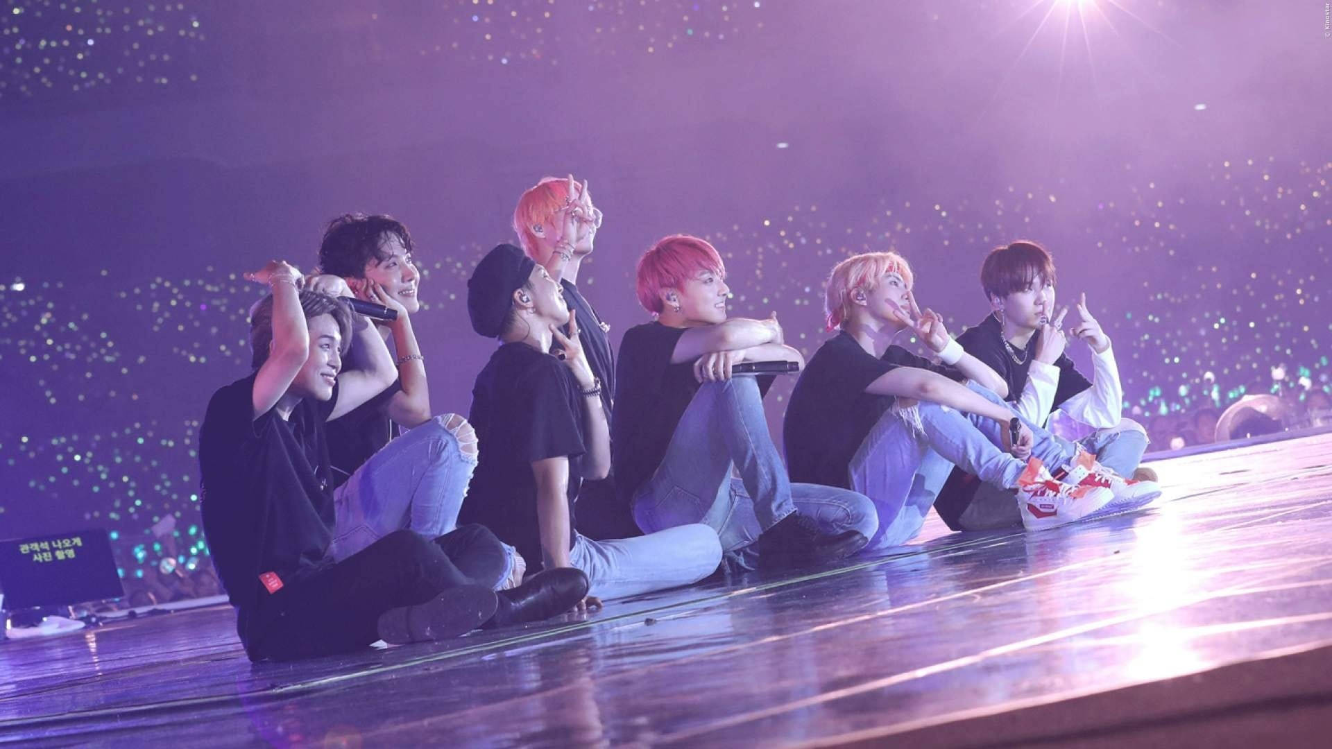 BTS บนเวทีสีม่วงสวยงาม วอลเปเปอร์