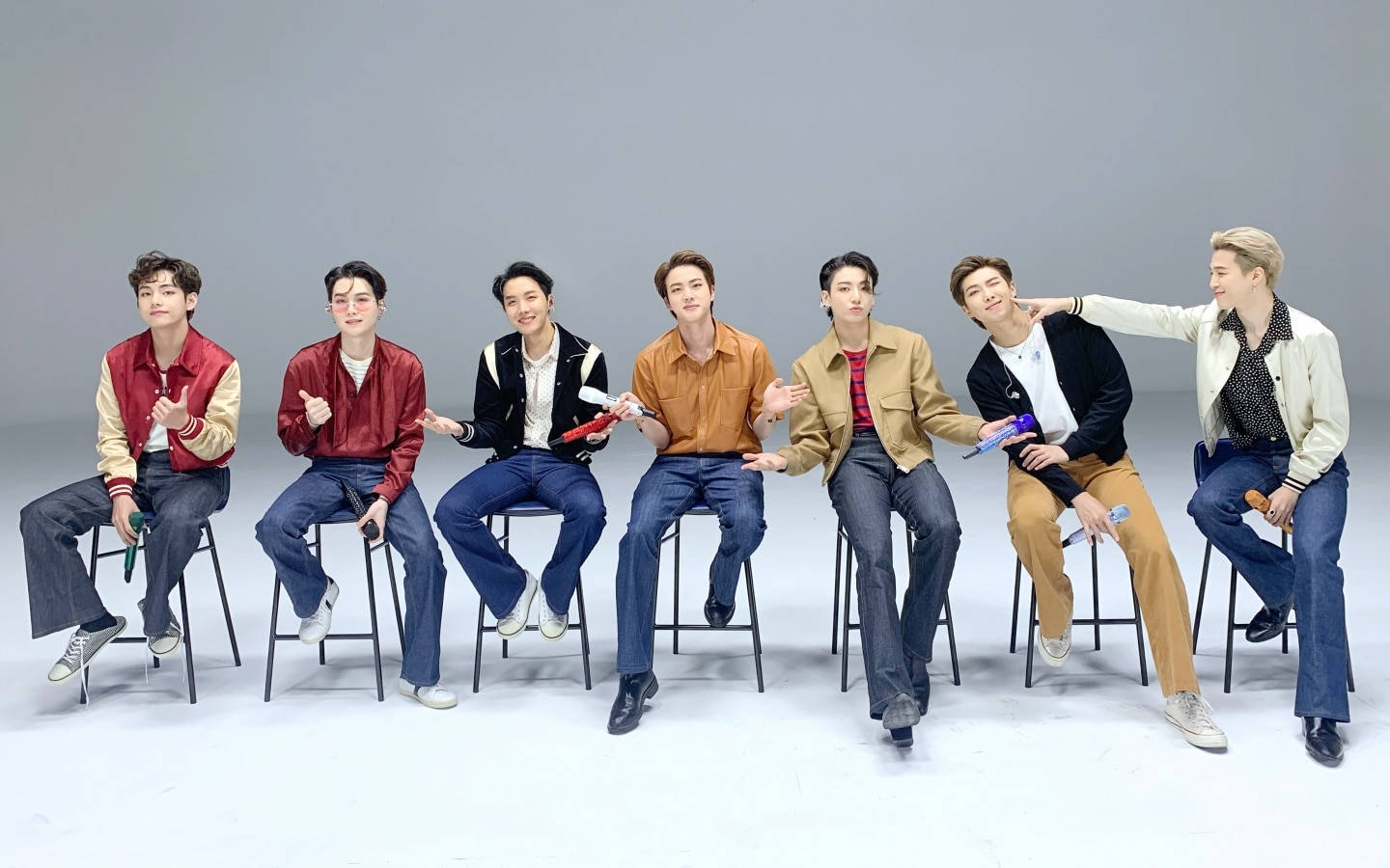 BTS วอลเปเปอร์เดสก์ท็อปบนเก้าอี้สool วอลเปเปอร์