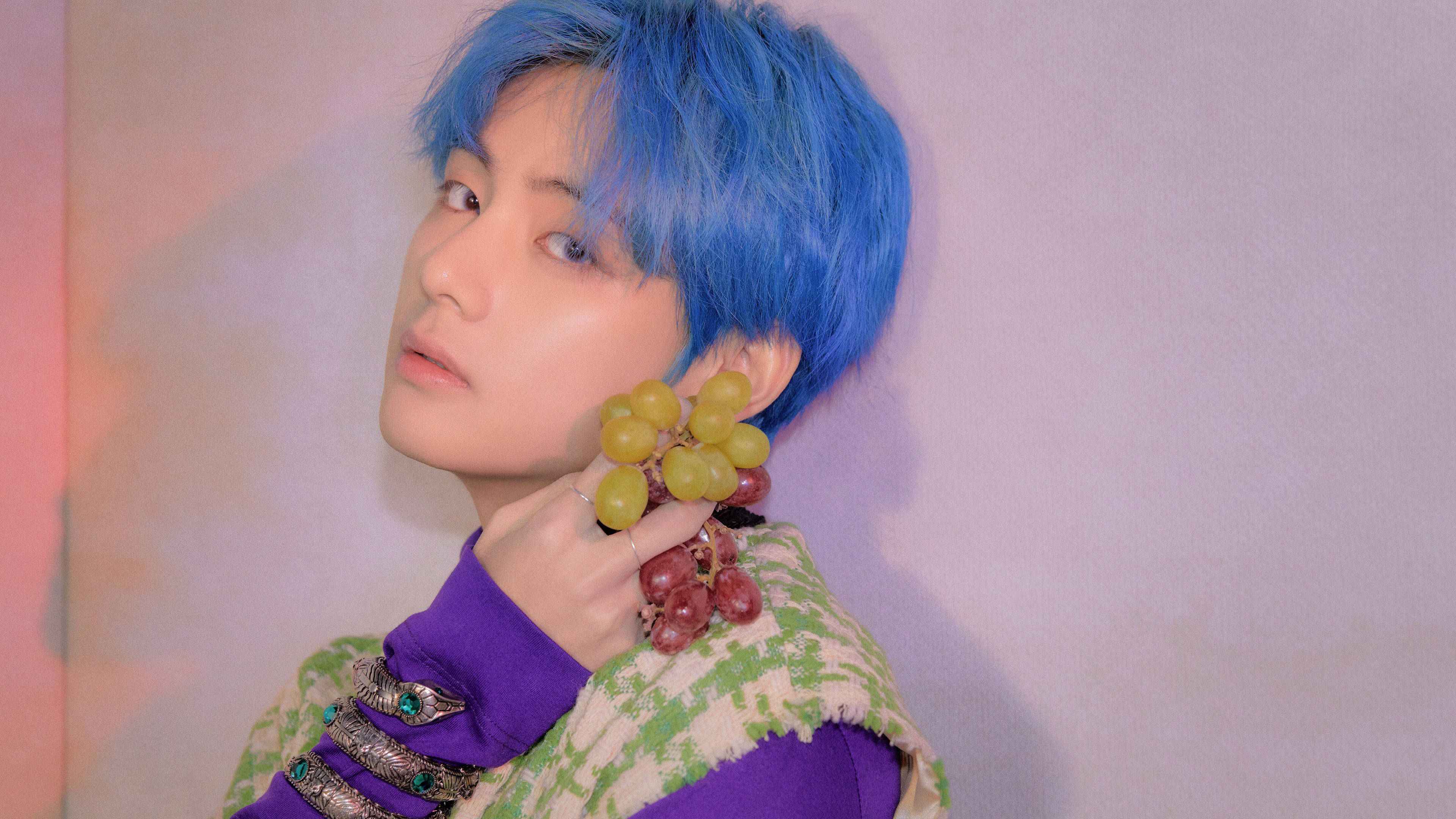 BTS วี ถือองุ่น วอลเปเปอร์