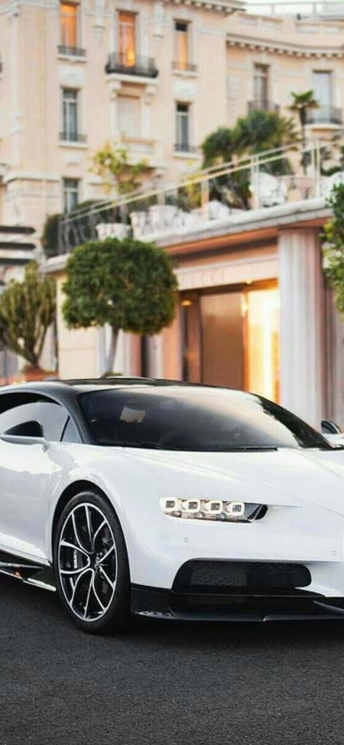 รถ Bugatti Chiron สีขาวจอดอยู่หน้าอาคาร วอลเปเปอร์