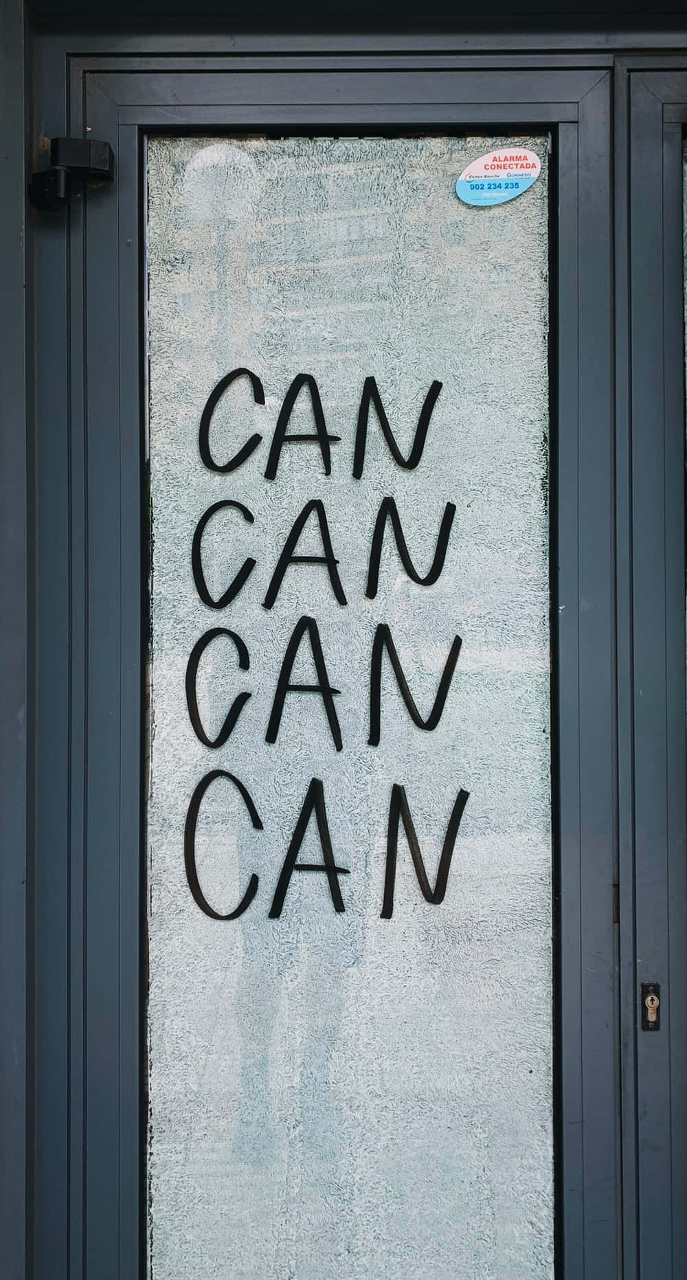 ประตูกระจกที่มีคำว่า can can เขียนอยู่ วอลเปเปอร์