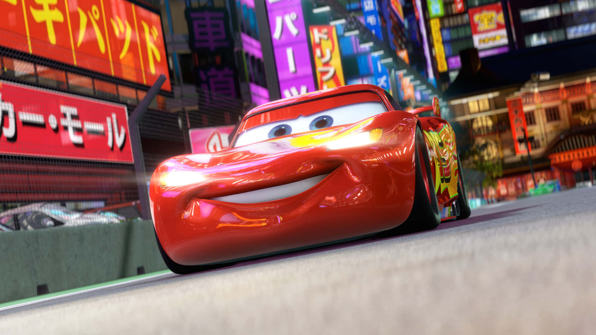 cars 3 - รถสีแดงกำลังขับลงบนถนนในเมือง วอลเปเปอร์
