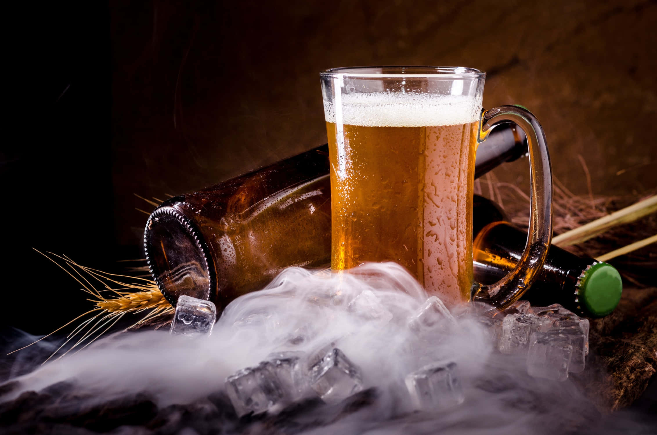 "Cheers! ไม่มีอะไรดีเท่าเบียร์เย็นๆในวันร้อนๆ!" วอลเปเปอร์