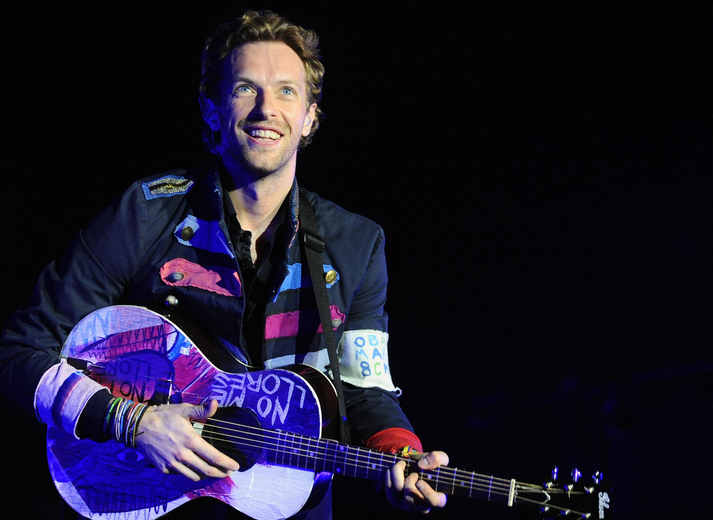 Chris Martin พื้นหลังดำ วอลเปเปอร์