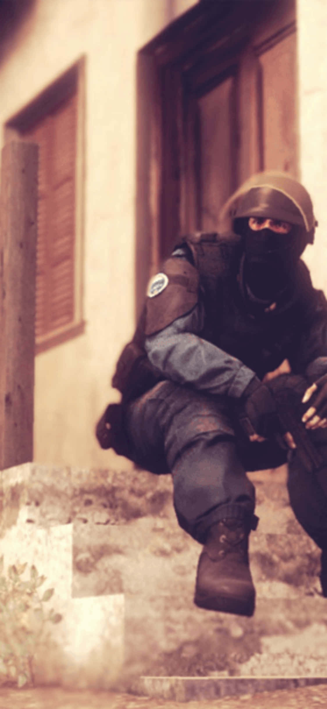 นักเล่นเกมมืออาชีพแข่งขันใน Counter-Strike: Global Offensive บน iPhone XS วอลเปเปอร์