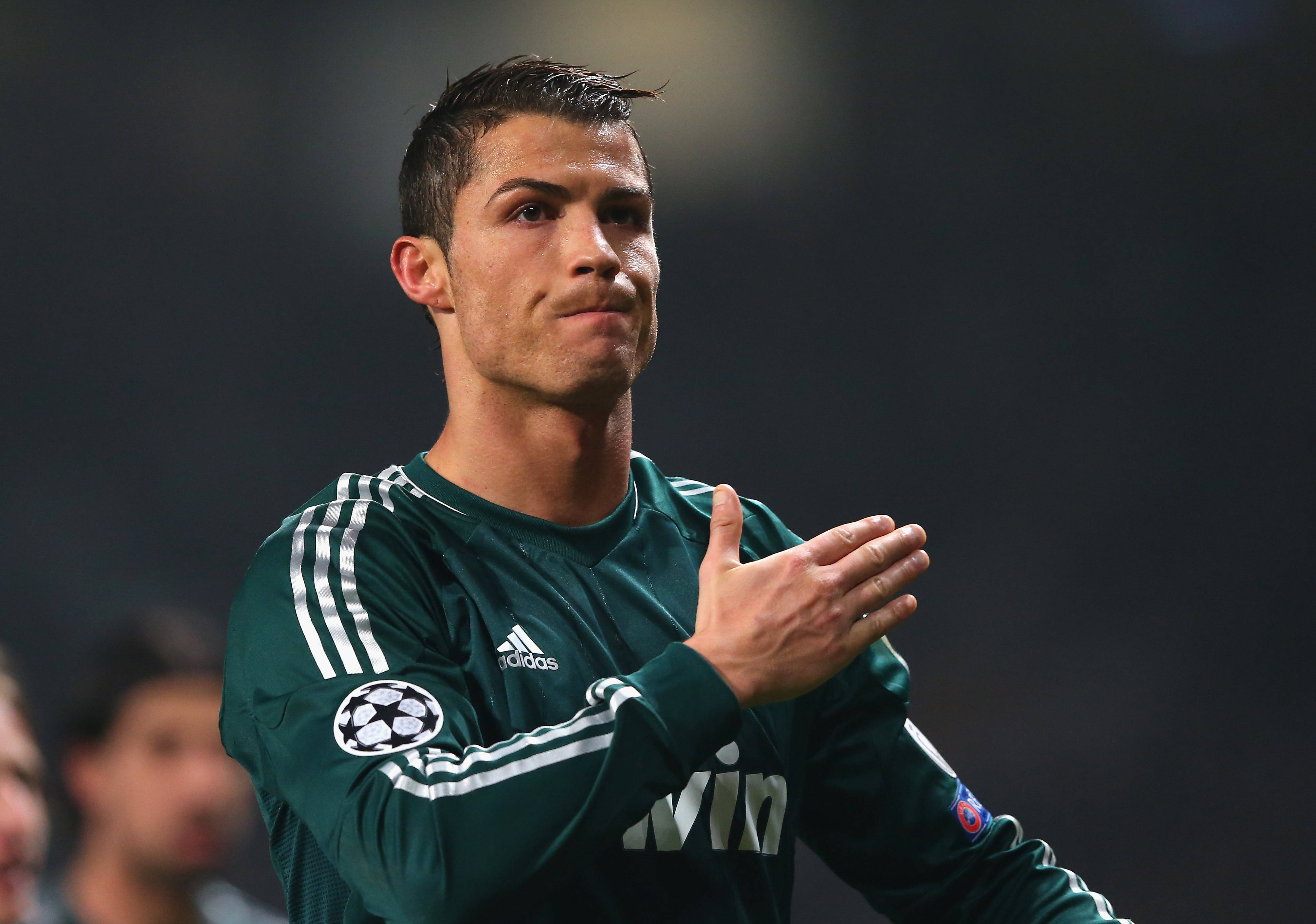 CR7 คริสเตียโน โรนัลโด ในชุดยูนิฟอร์มสีเขียว วอลเปเปอร์