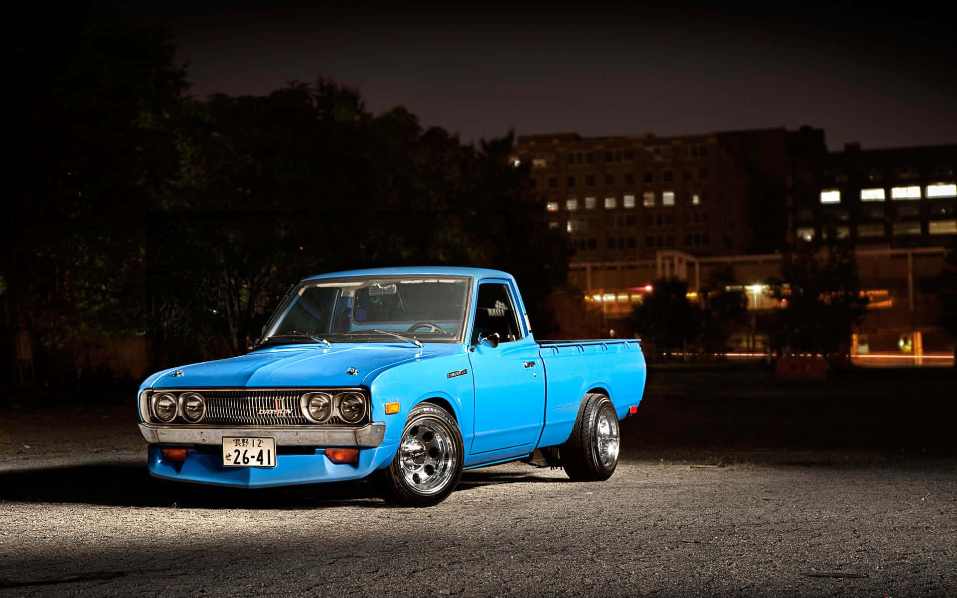 รถสปอร์ต Datsun วินเทจบนท้องถนน วอลเปเปอร์