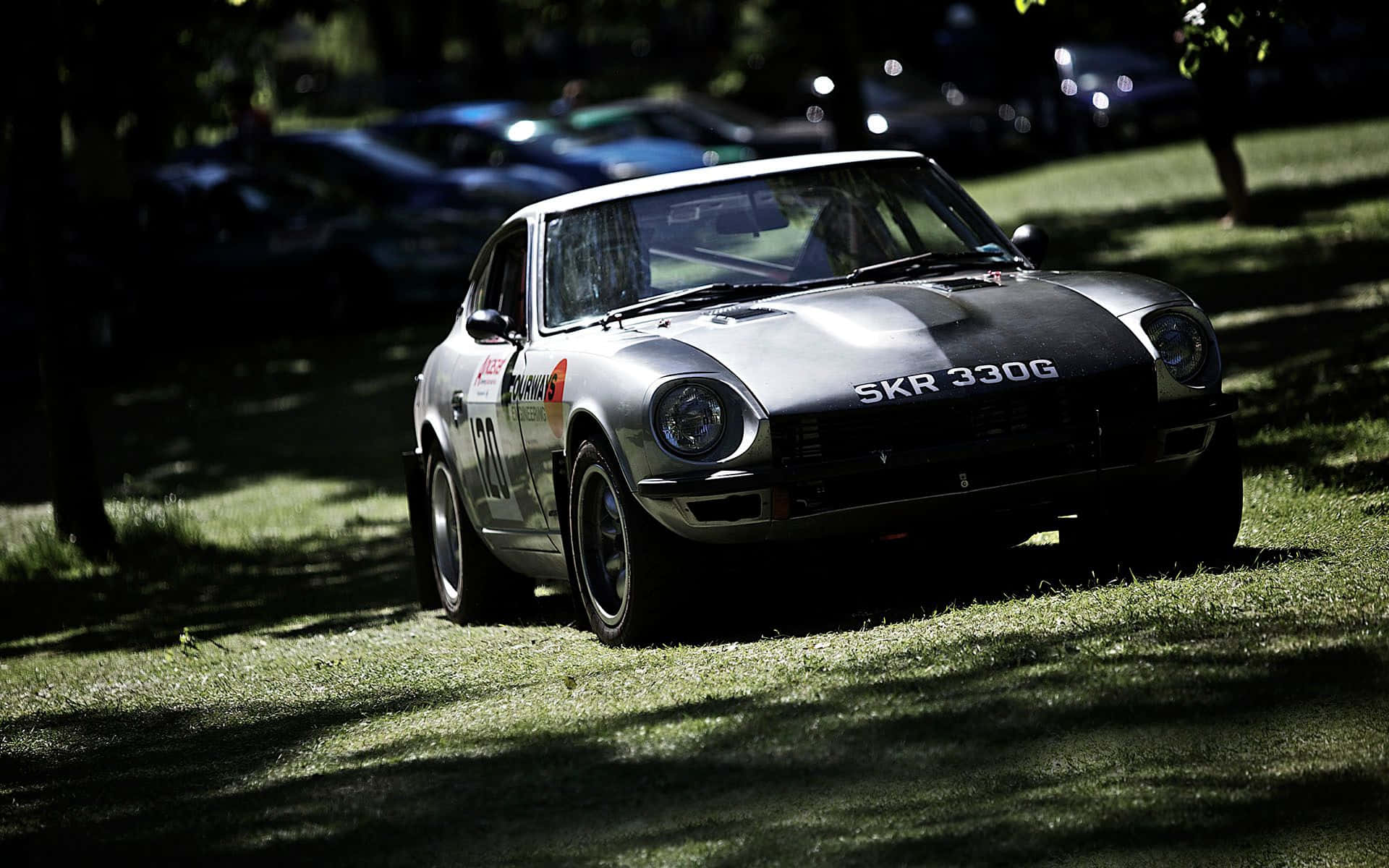 Datsun คลาสสิกแล่นเร็วบนถนนเปิด วอลเปเปอร์