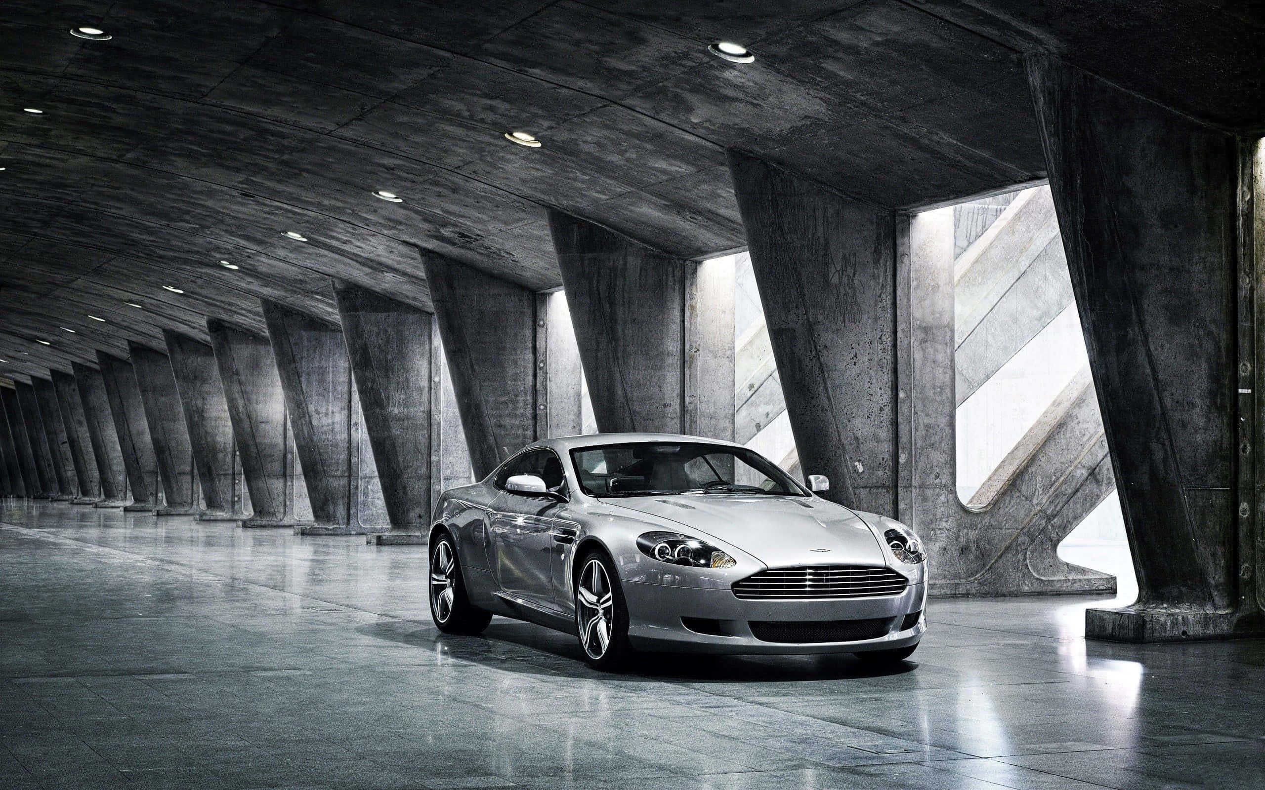แอสตัน มาร์ติน DB9 ขับผ่านทิวทัศน์เมืองที่สวยงาม วอลเปเปอร์