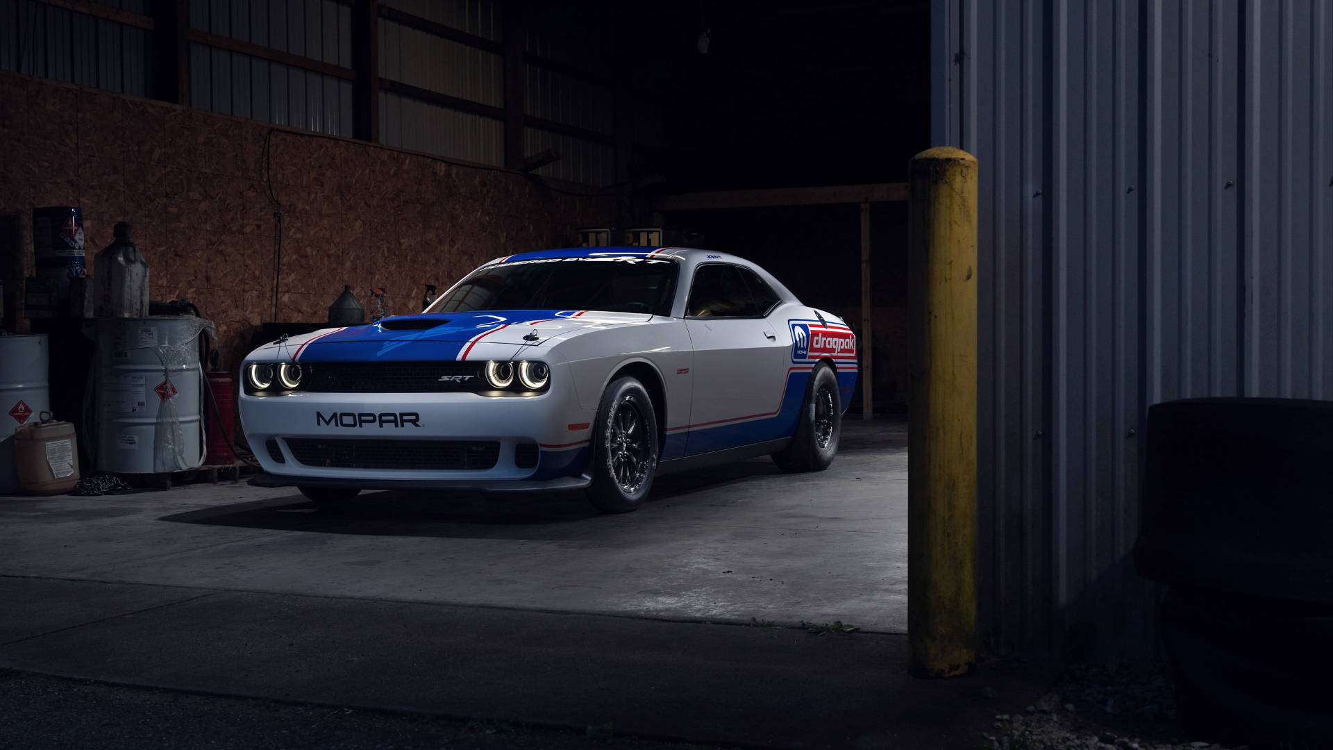 Dodge Challenger สีขาวและน้ำเงิน ปี 2021 วอลเปเปอร์