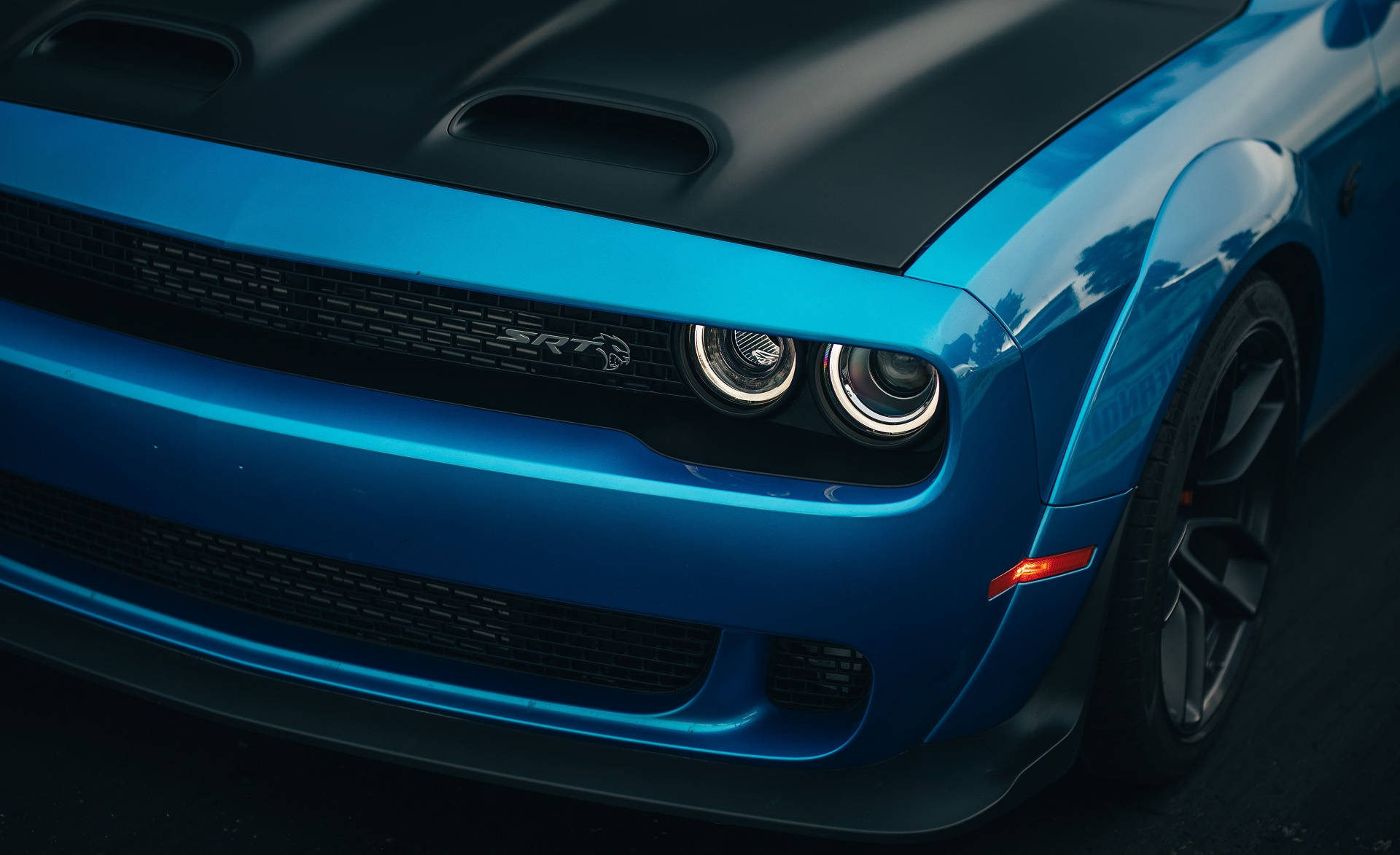 ไฟหน้าของ Dodge Challenger สีน้ำเงิน วอลเปเปอร์