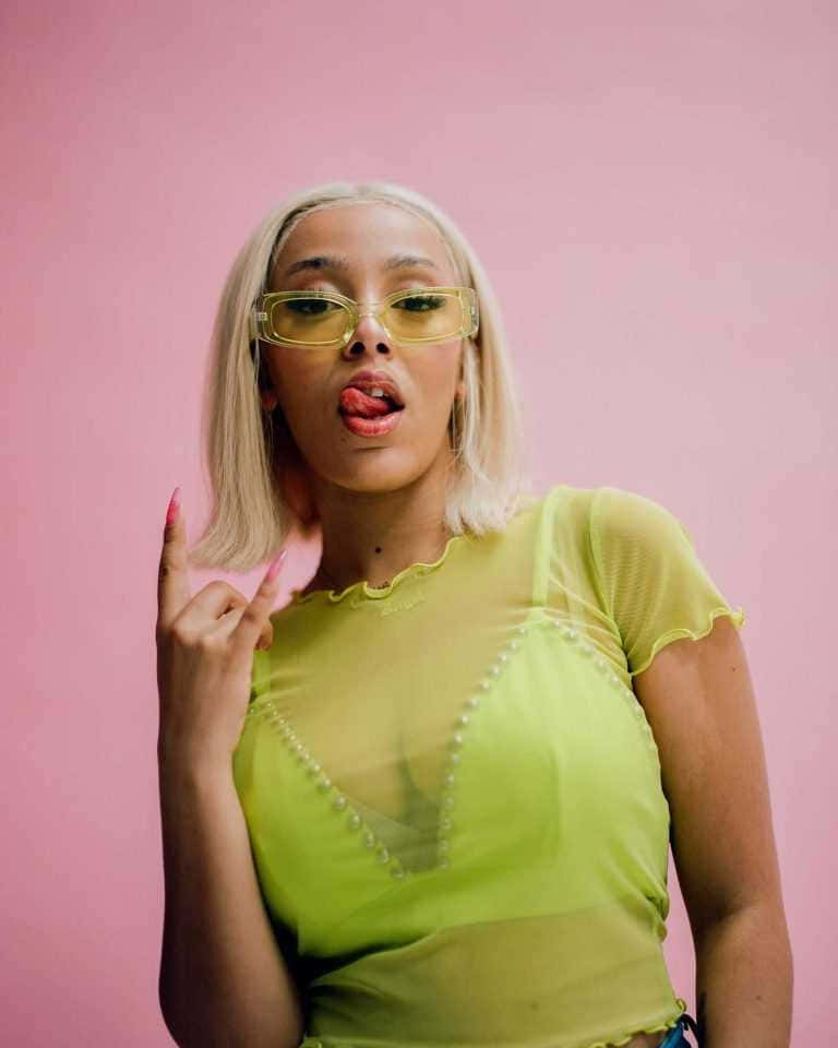 Doja Cat แสดงท่าทางขี้เล่นของเธอ วอลเปเปอร์