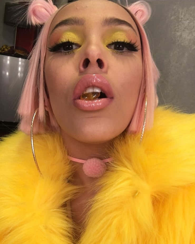 Doja Cat ดูมีสไตล์ในเสื้อโค้ทขนสัตว์สีฟ้าสุดอลังการ วอลเปเปอร์