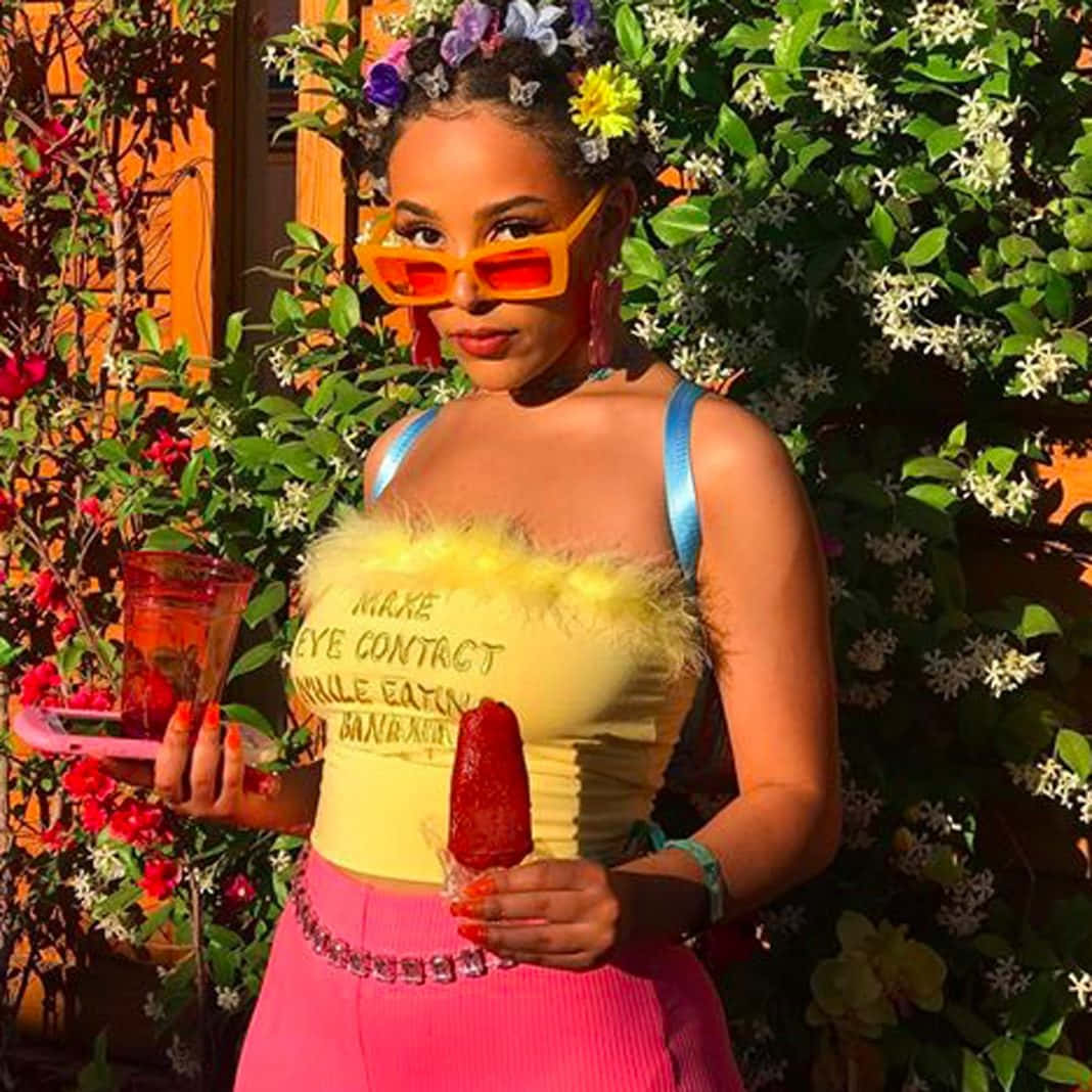 "Doja Cat โชว์ความโดดเด่นด้วยสไตล์เฉพาะตัวและพลังที่แพร่กระจาย" วอลเปเปอร์