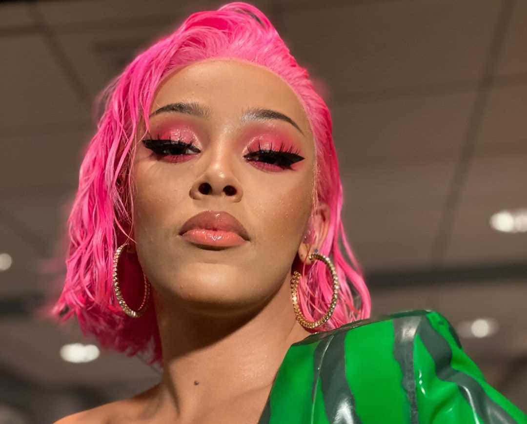 Doja Cat ดูสวยงามในชุดสีดำทั้งชุดของเธอ วอลเปเปอร์
