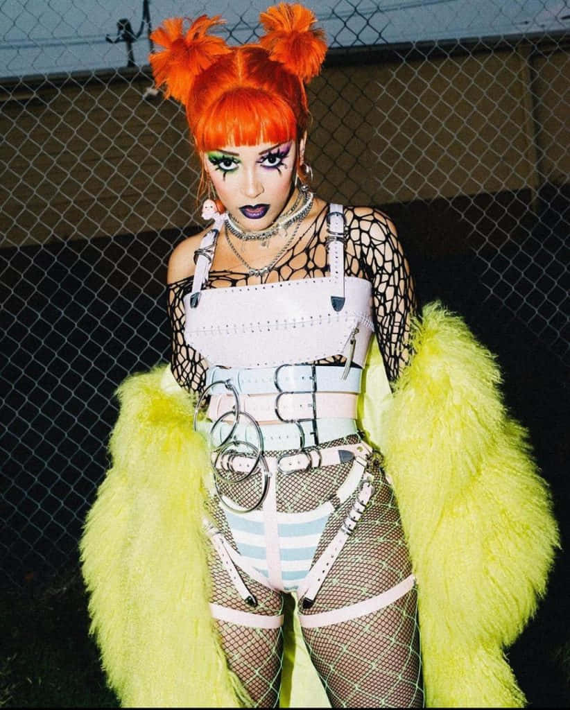Doja Cat ดูดุดันและมีสไตล์พร้อมเครื่องประดับทอง วอลเปเปอร์