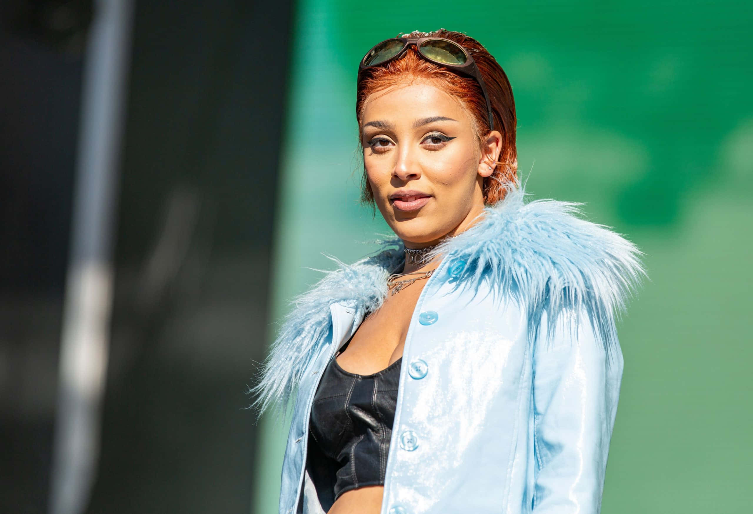 Doja Cat โพสท่าในชุดที่ทำจากหนังและลาเท็กซ์ วอลเปเปอร์