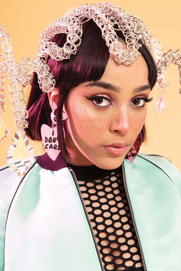 Doja Cat ในชุดราตรีวินเทจยืนมองเมือง วอลเปเปอร์